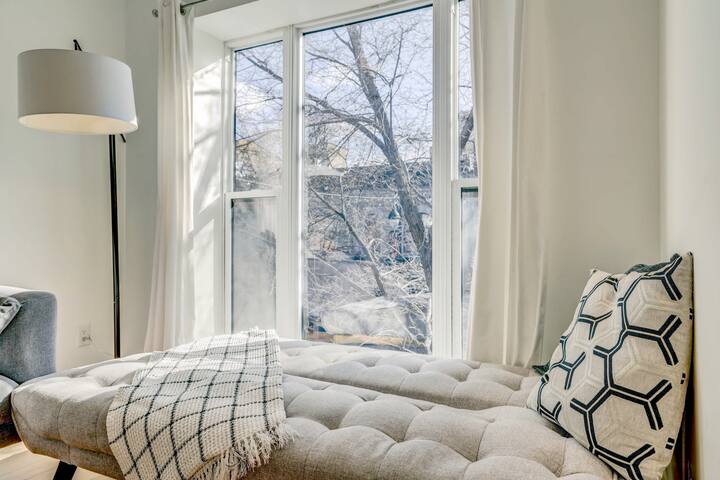 Group-Friendly | Steps to Bars, Clubs, and Dining gallery image 3