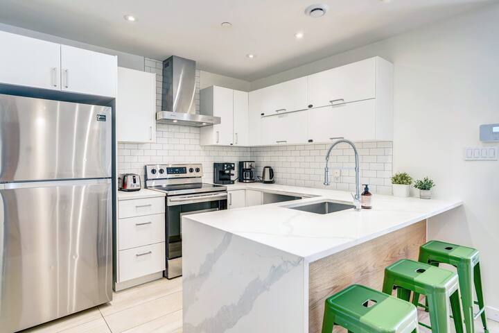 Group-Friendly | Steps to Bars, Clubs, and Dining gallery image 4