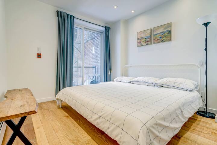 Group-Friendly | Steps to Bars, Clubs, and Dining gallery image 5