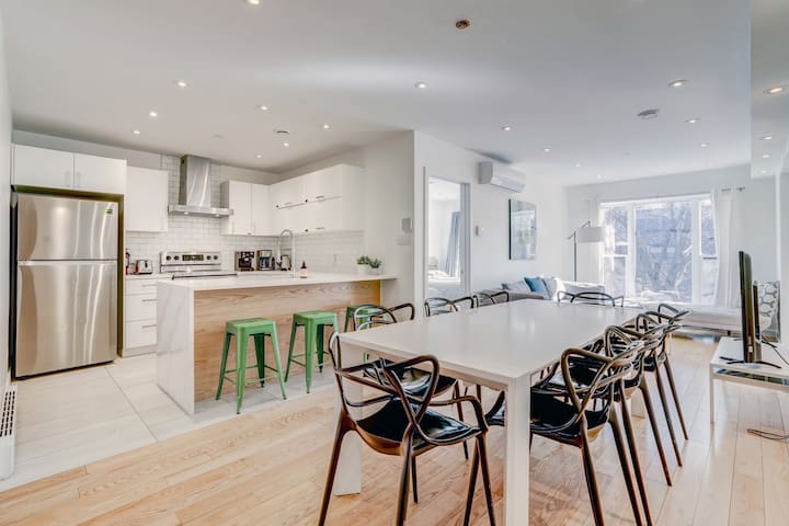 Group-Friendly | Steps to Bars, Clubs, and Dining gallery image 2