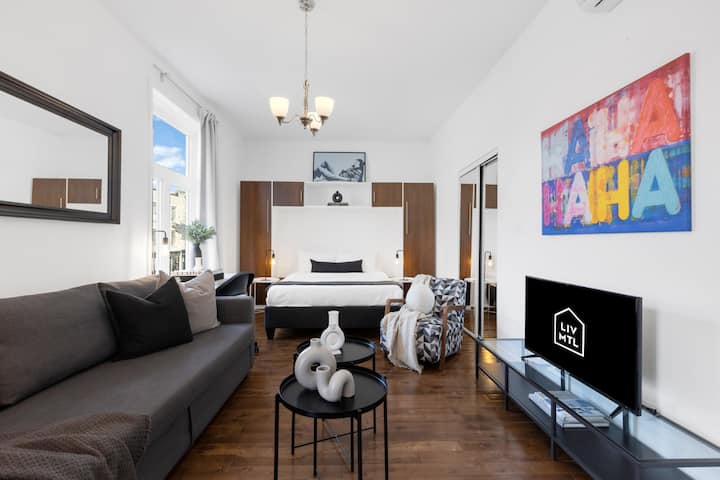 Sala de estar: cuenta con 1 sofá cama, 1 cama tamaño queen con espuma viscoelástica, TV inteligente de alta definición con Netflix, YouTube y Prime.