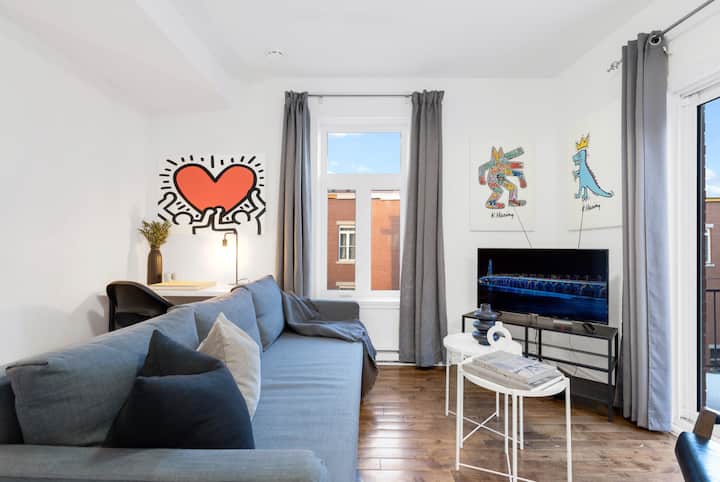 Salon : dispose d'un canapé-lit, d'une mousse à mémoire de forme et d'une télévision HD intelligente avec Netflix, YouTube et Prime.