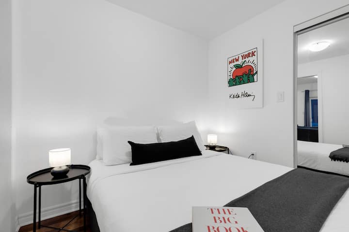 Chambre : dispose d'un lit Queen avec un luxueux matelas en mousse à mémoire de forme.