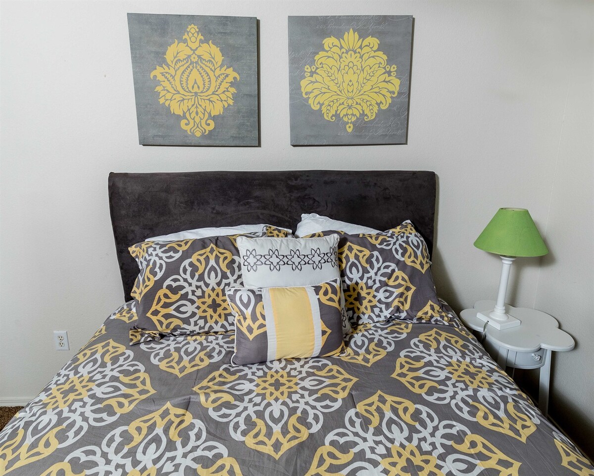 El segundo dormitorio cuenta con una acogedora cama tamaño queen y luz natural.