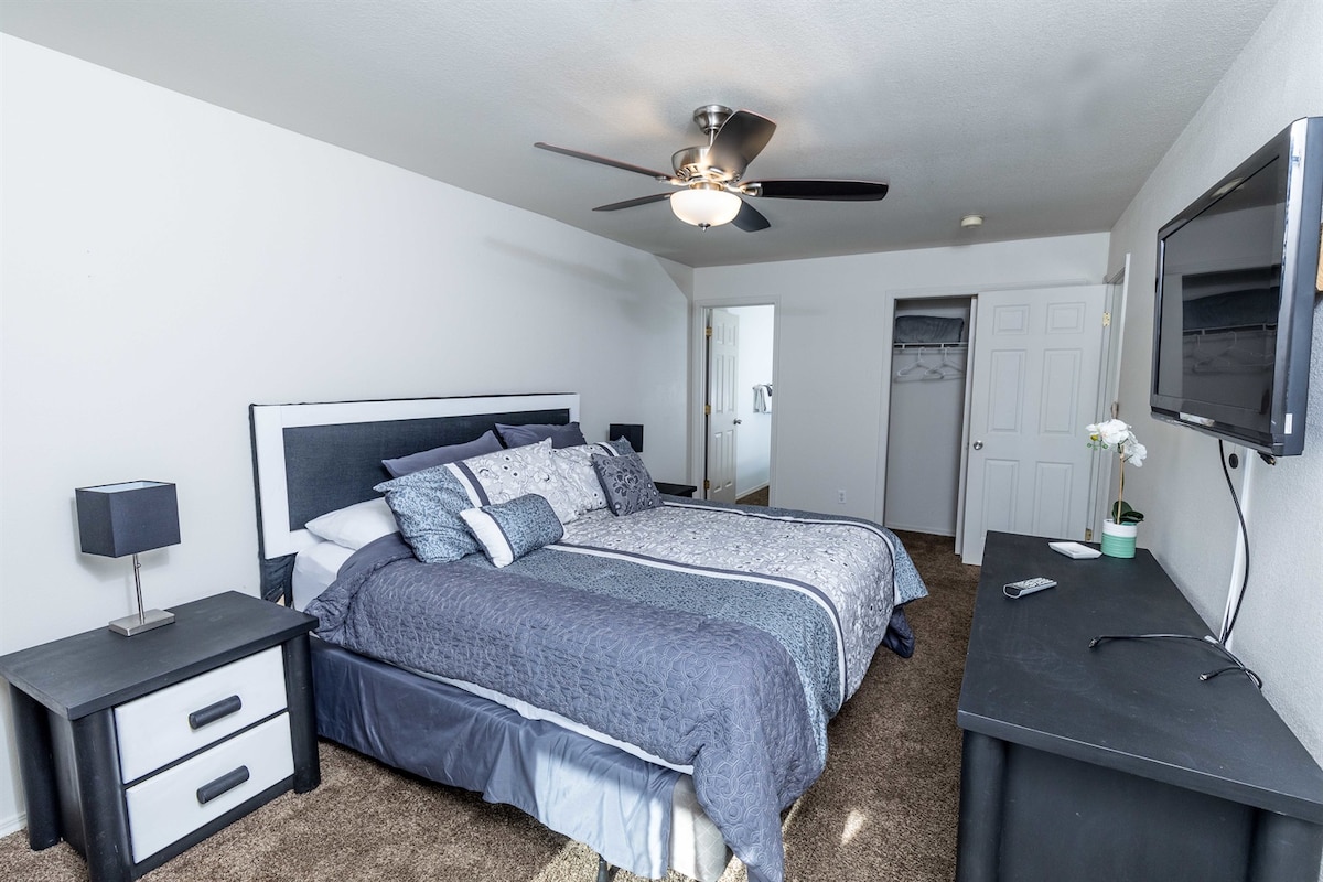 La suite king ofrece comodidad, espacio y un refugio acogedor al final del día.