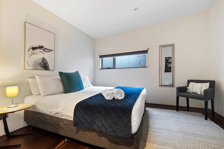 Спална соба 2 – 1 брачен кревет (широк 180 – 200 см) – вентилатор на столб