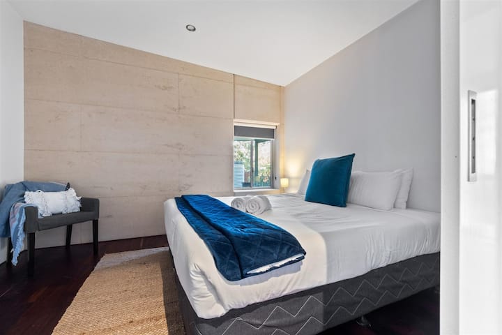 Спална соба 3 – 1 брачен кревет (широк 180 – 200 см) – вентилатор со држач