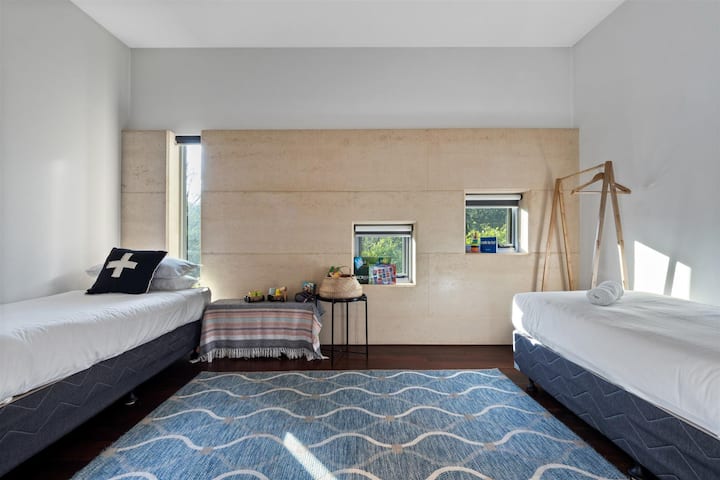 Спална соба 4 – 2 единечни кревета (може да се спојат за да се добие 1 брачен кревет (широк 180 – 220 см)) – вентилатор со држач