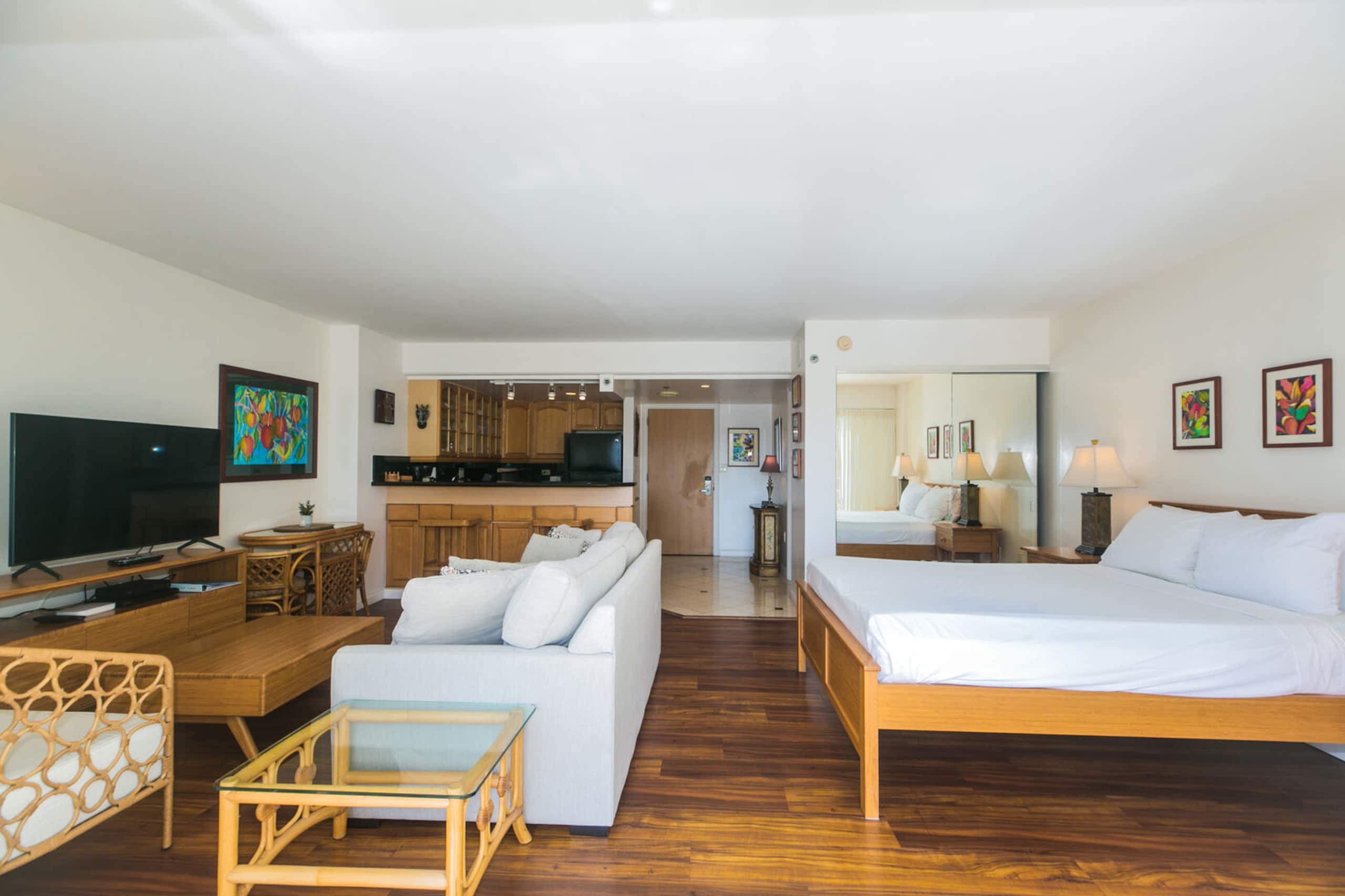 Condo in Honolulu · ★4.91 · 1 bedroom · 2 beds · 1 bath - Image 4
