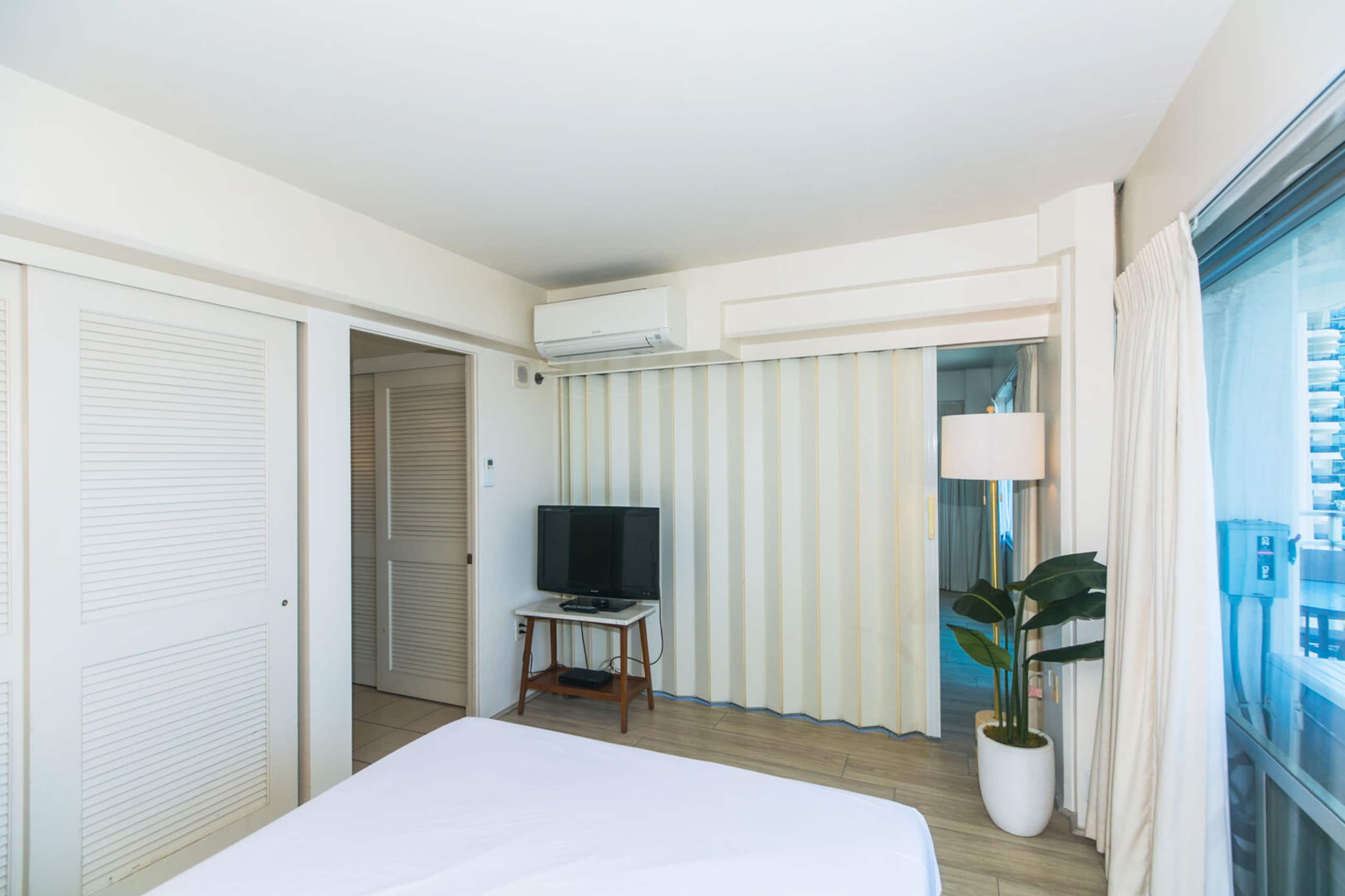 Condo in Honolulu · ★4.73 · 2 bedrooms · 3 beds · 2 baths - Image 37