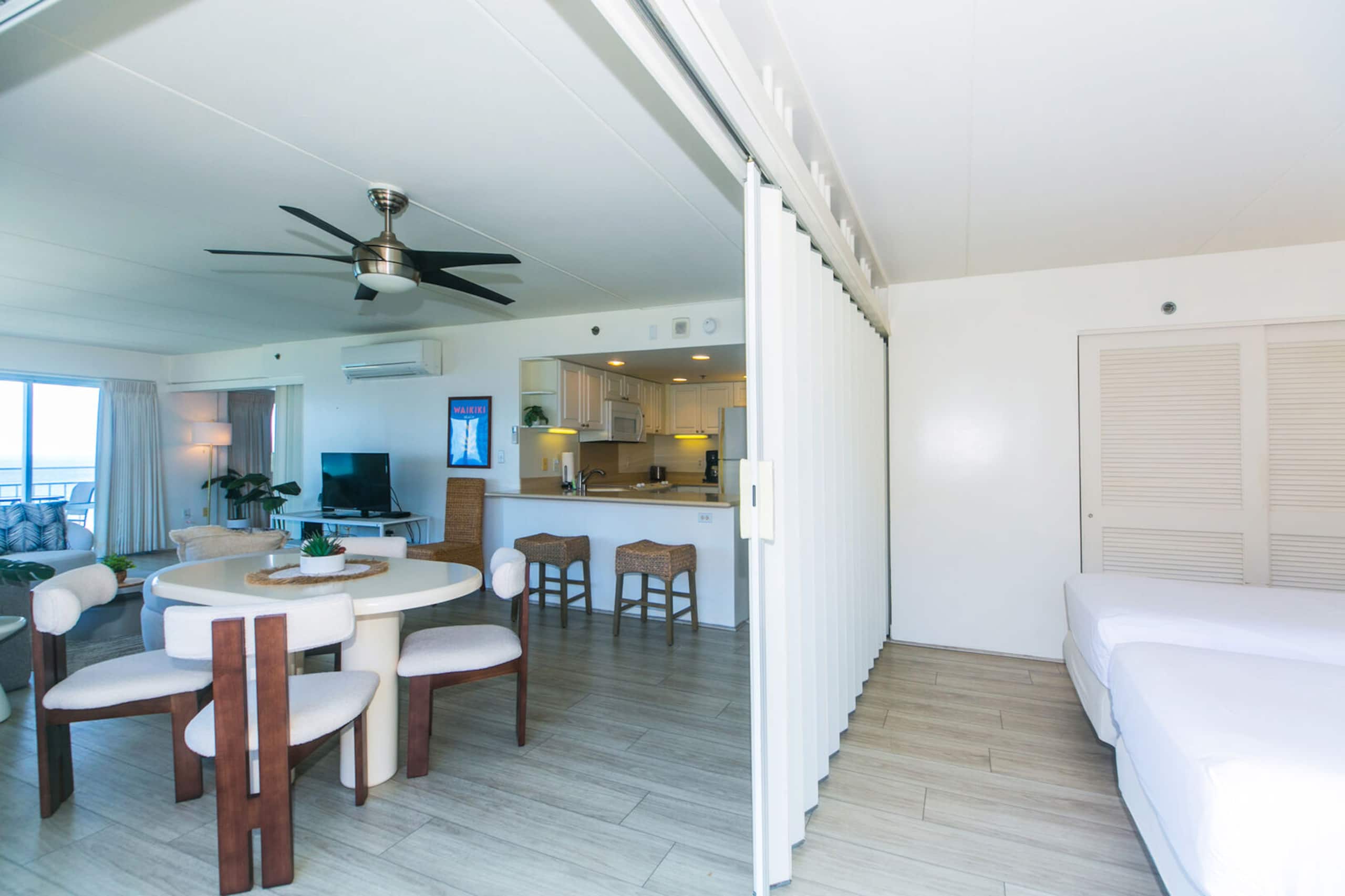 Condo in Honolulu · ★4.73 · 2 bedrooms · 3 beds · 2 baths - Image 35