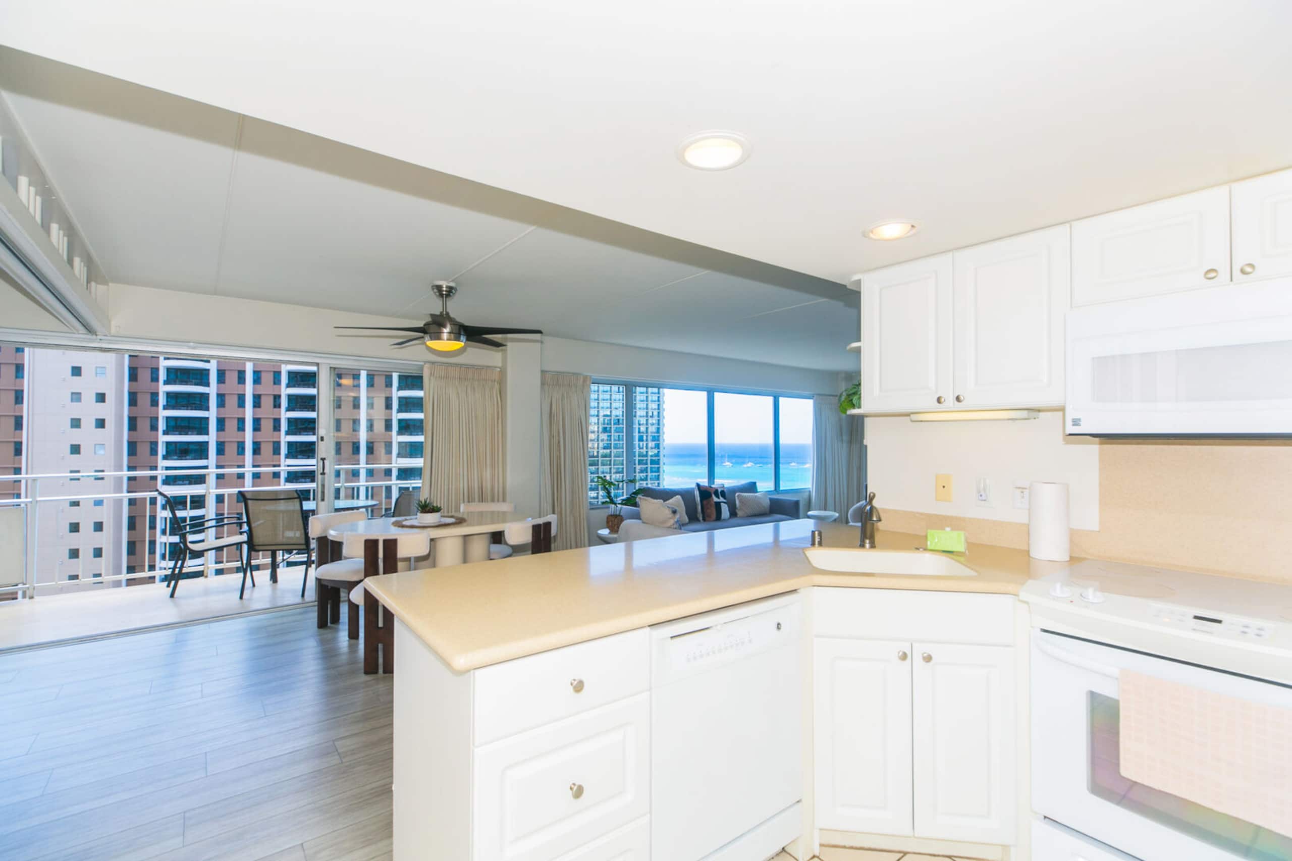 Condo in Honolulu · ★4.73 · 2 bedrooms · 3 beds · 2 baths - Image 7