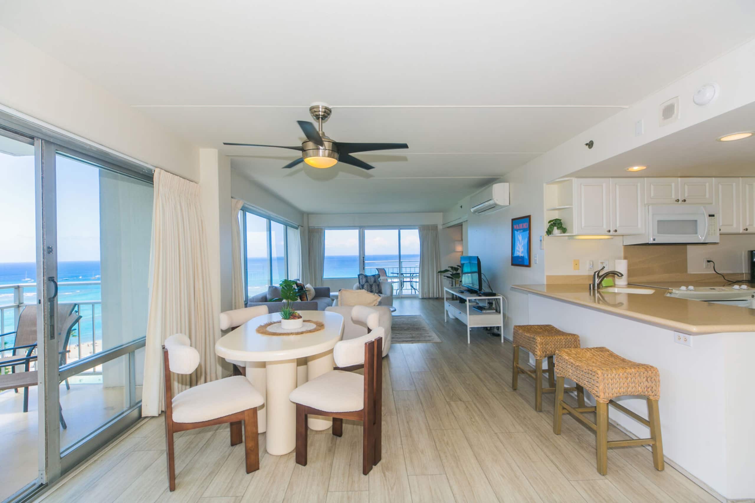 Condo in Honolulu · ★4.73 · 2 bedrooms · 3 beds · 2 baths - Image 3