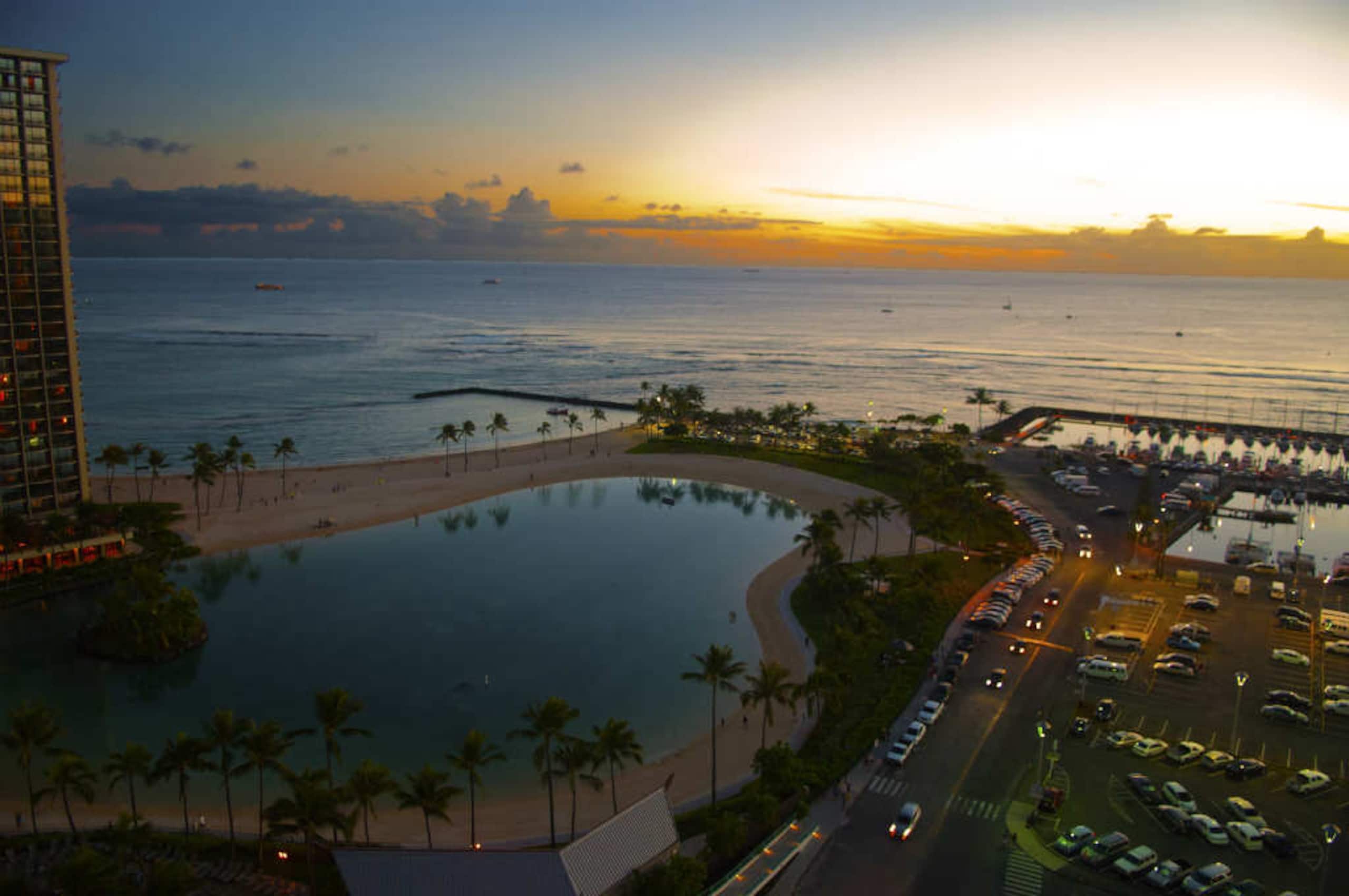 Condo in Honolulu · ★5.0 · 2 bedrooms · 3 beds · 2 baths - Image 15