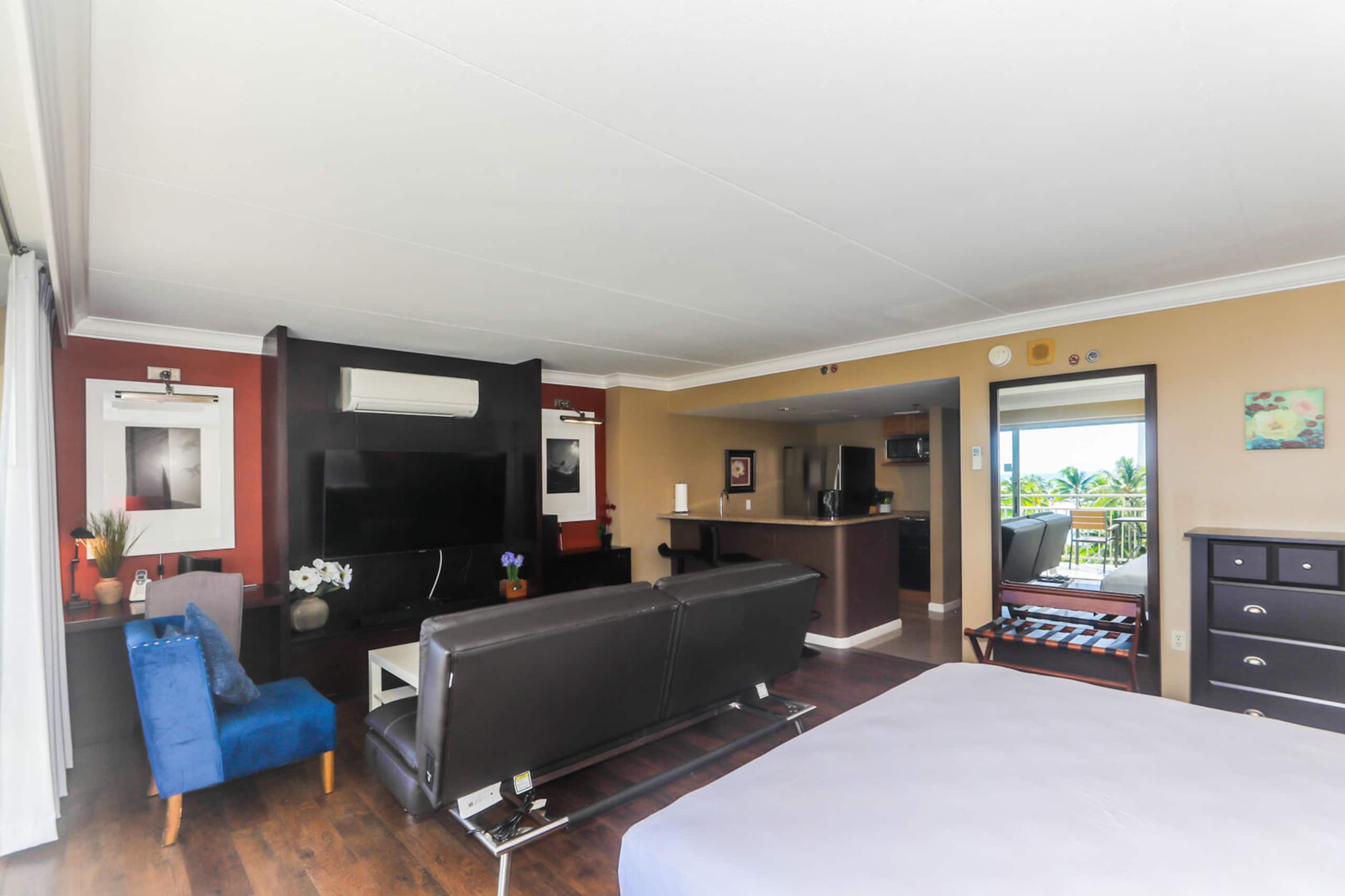 Condo in Honolulu · ★4.75 · 1 bedroom · 2 beds · 1 private bath - Image 4