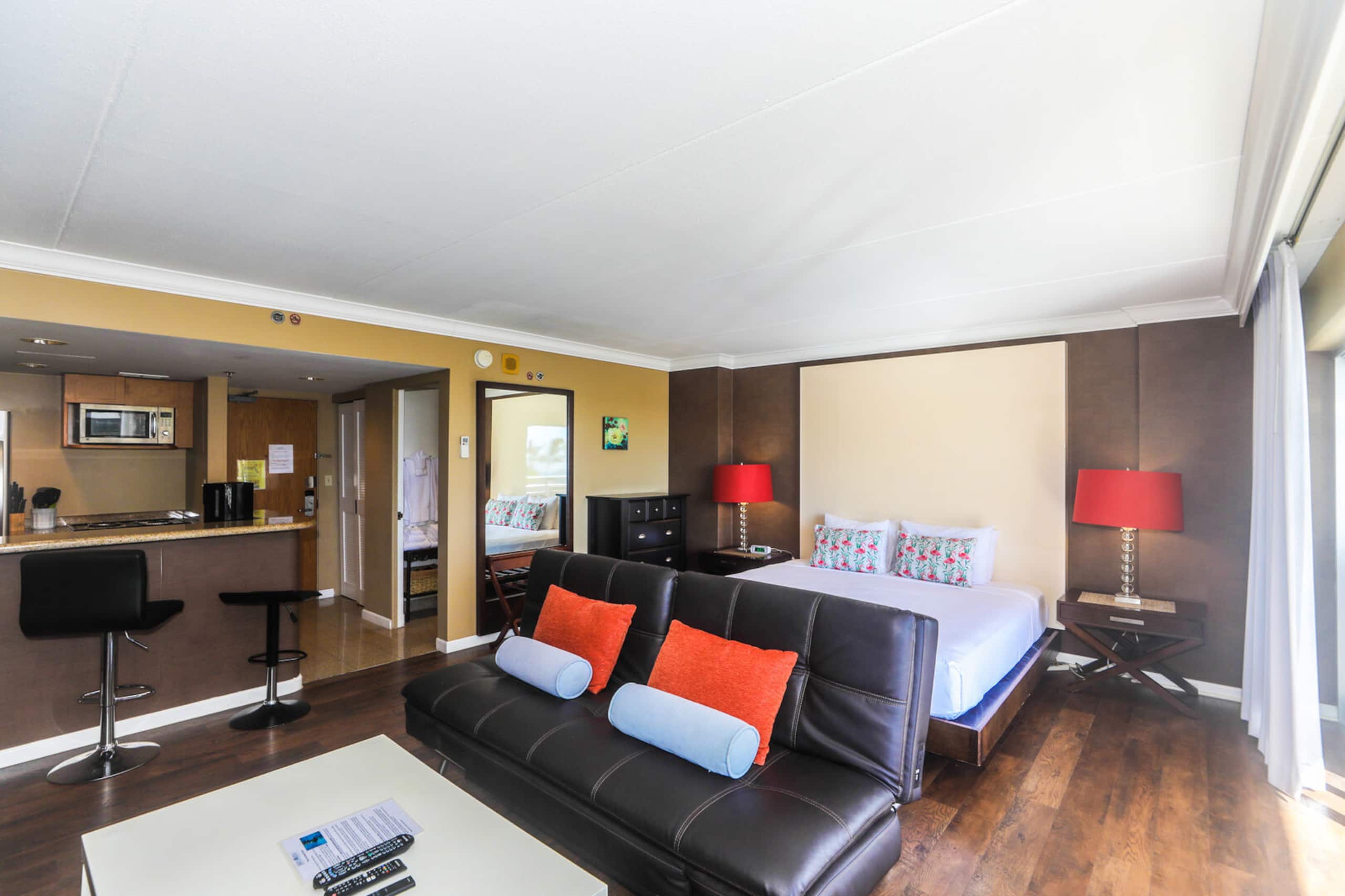 Condo in Honolulu · ★4.75 · 1 bedroom · 2 beds · 1 private bath - Image 3