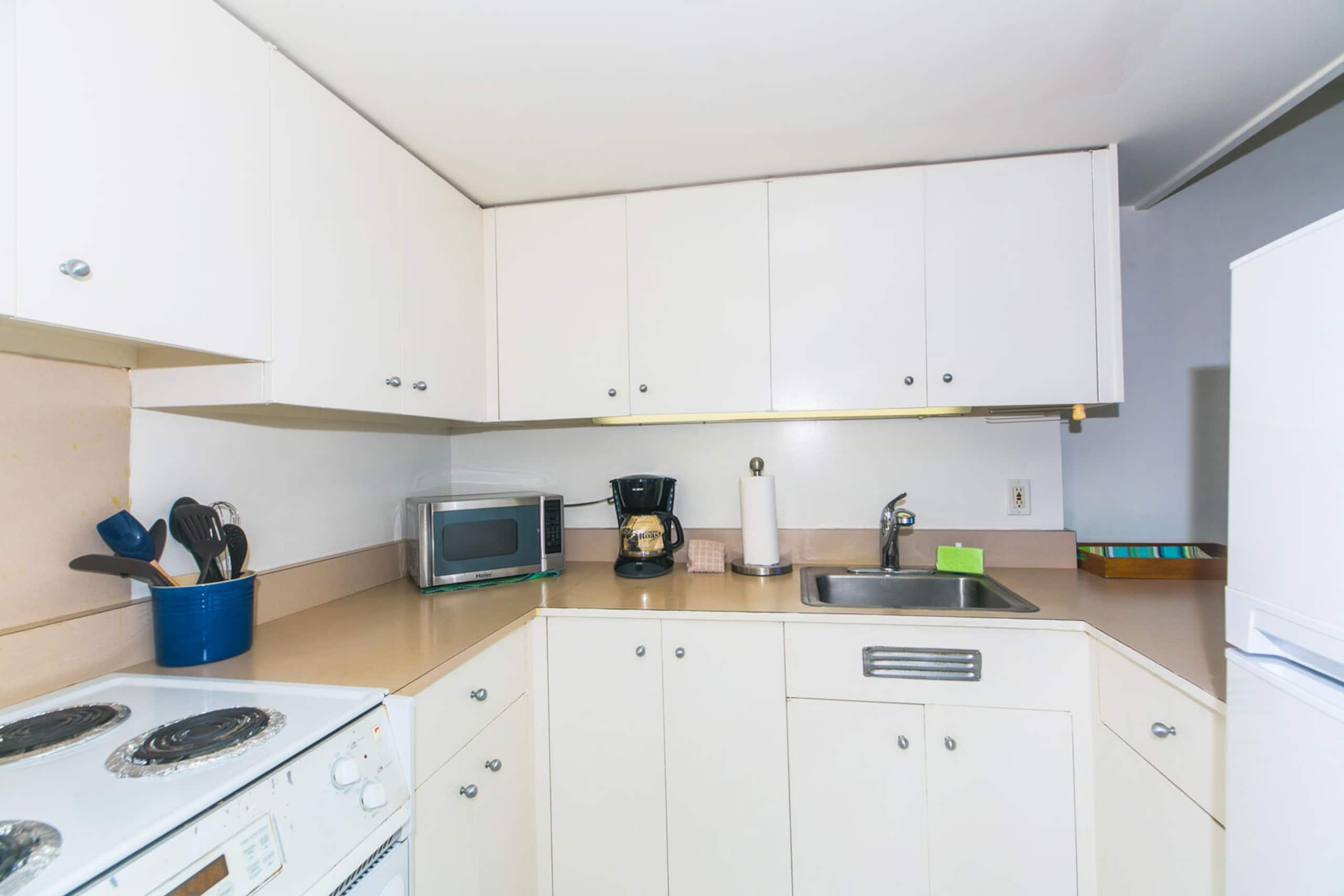 Condo in Honolulu · ★4.71 · 1 bedroom · 2 beds · 1 private bath - Image 12