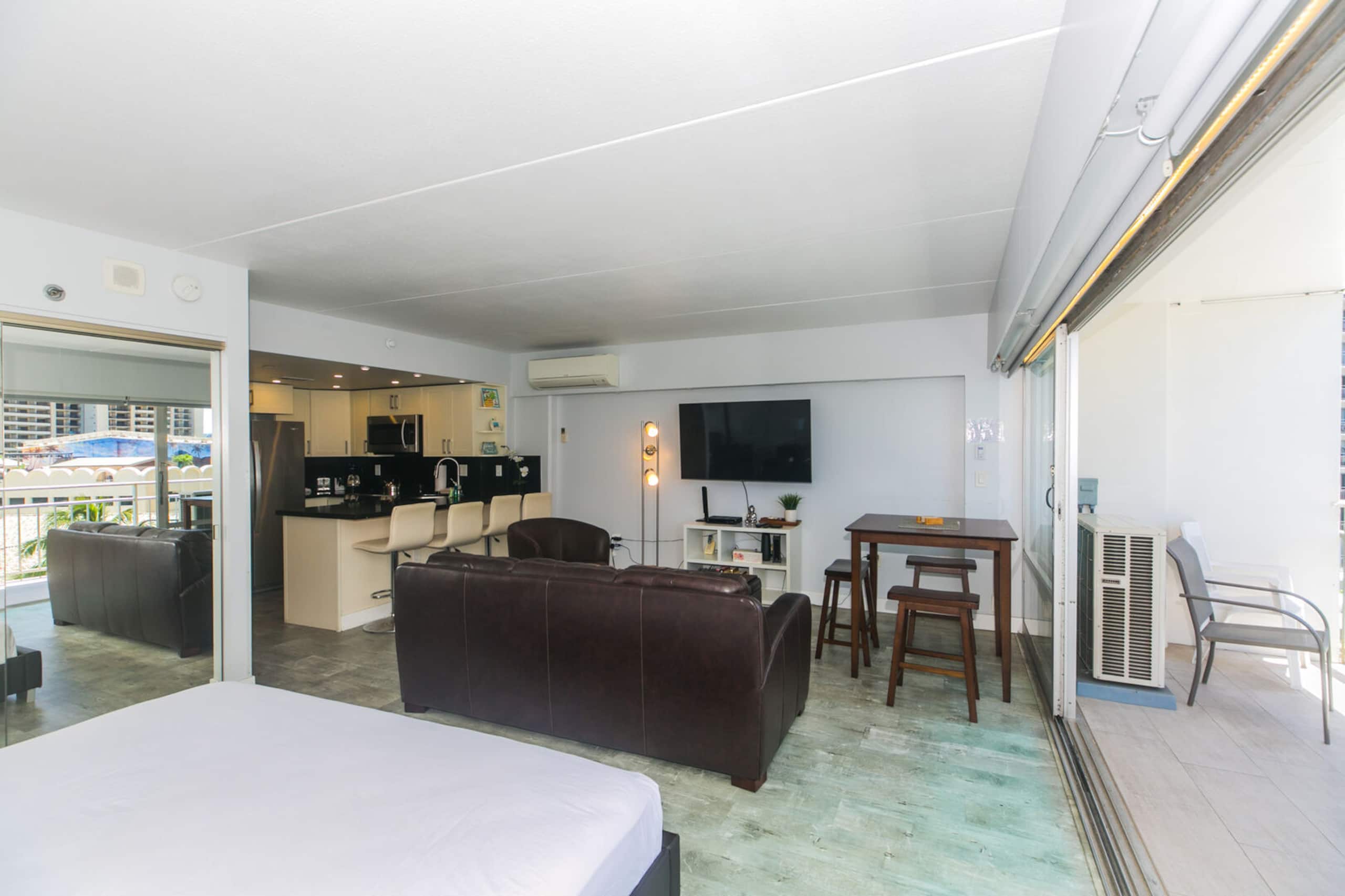 Island Escape - Stunning Ocean Views! Ilikai Hotel - Image 3