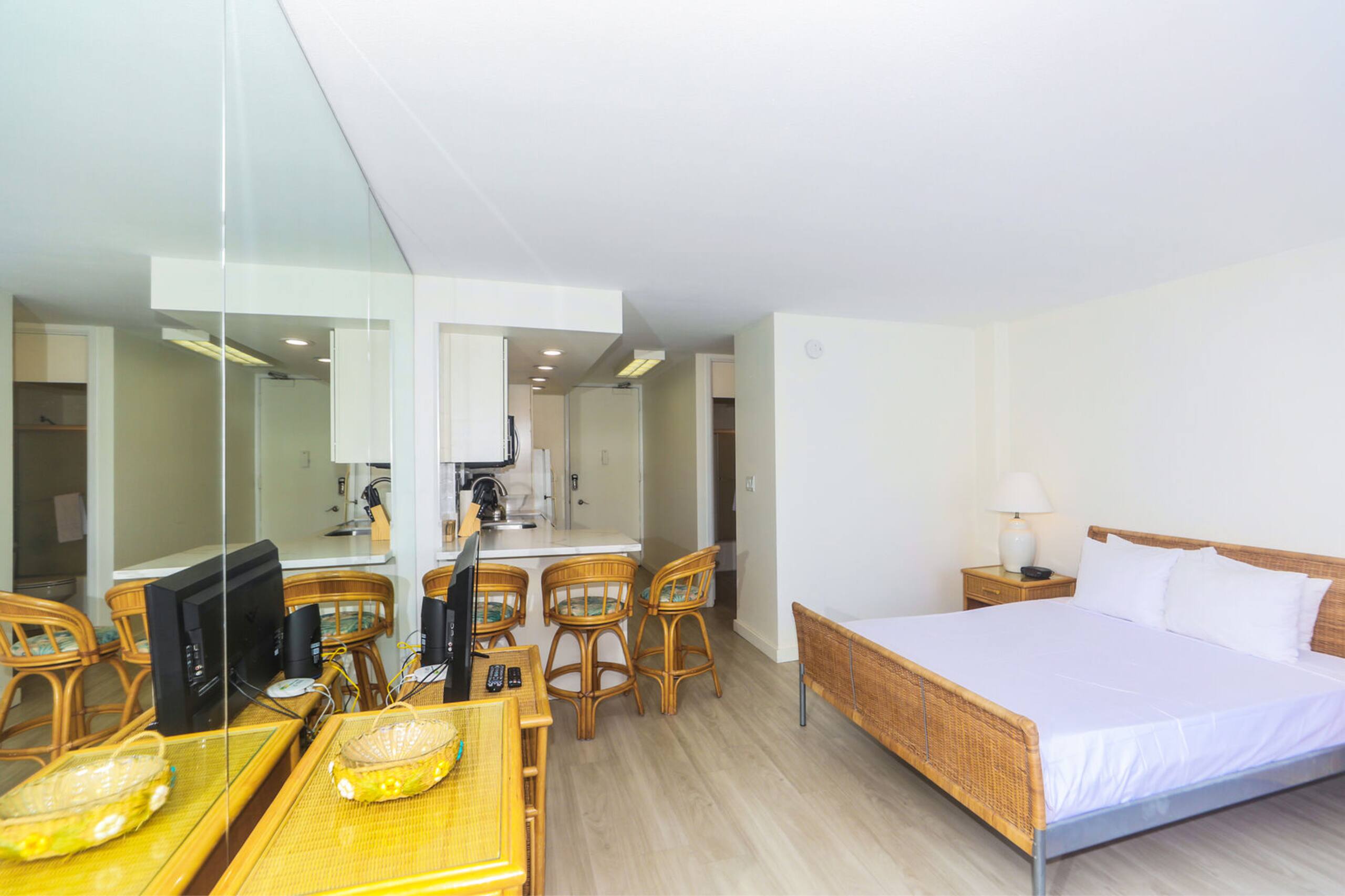 Great Location In Waikiki - Walk to Beach! - Image 2