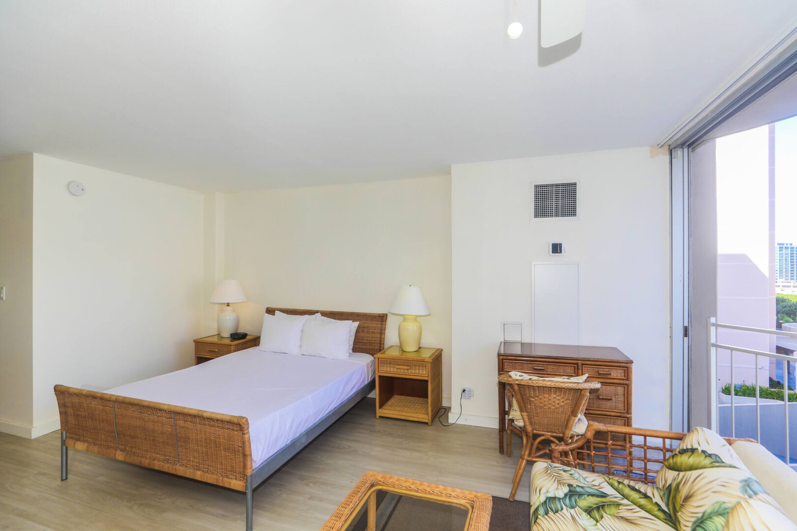 Great Location In Waikiki - Walk to Beach! - Image 3