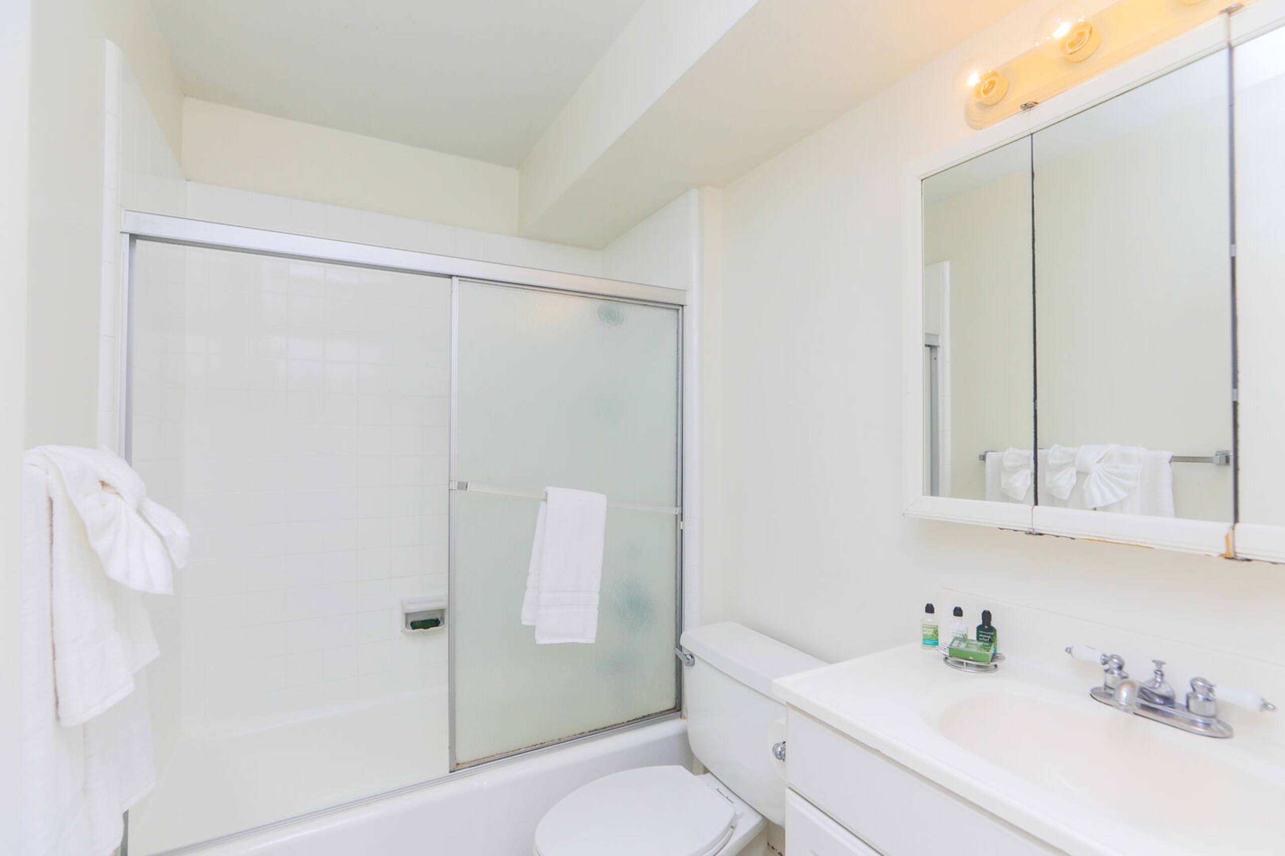 Great Location In Waikiki - Walk to Beach! - Image 10