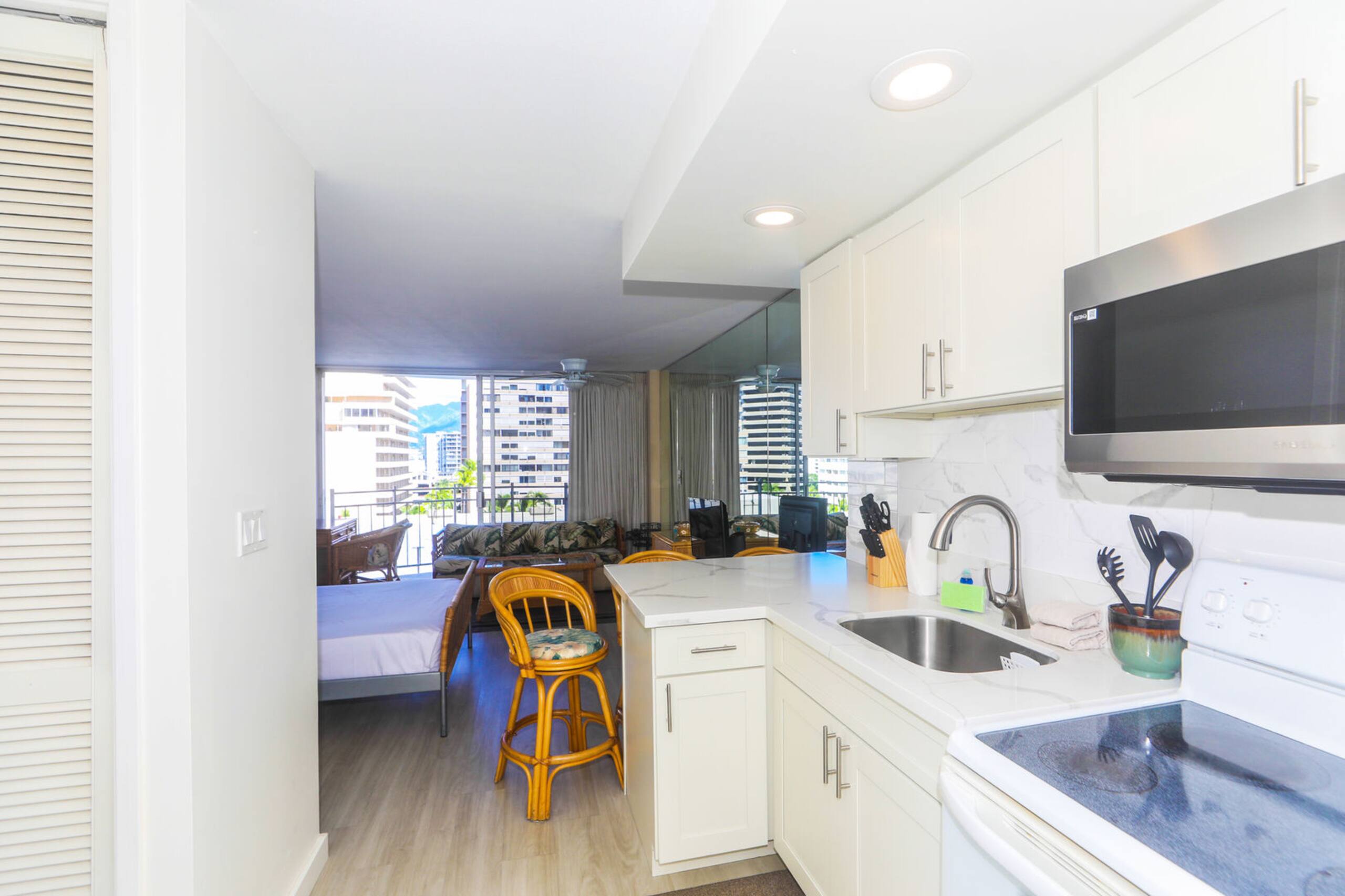 Great Location In Waikiki - Walk to Beach! - Image 9