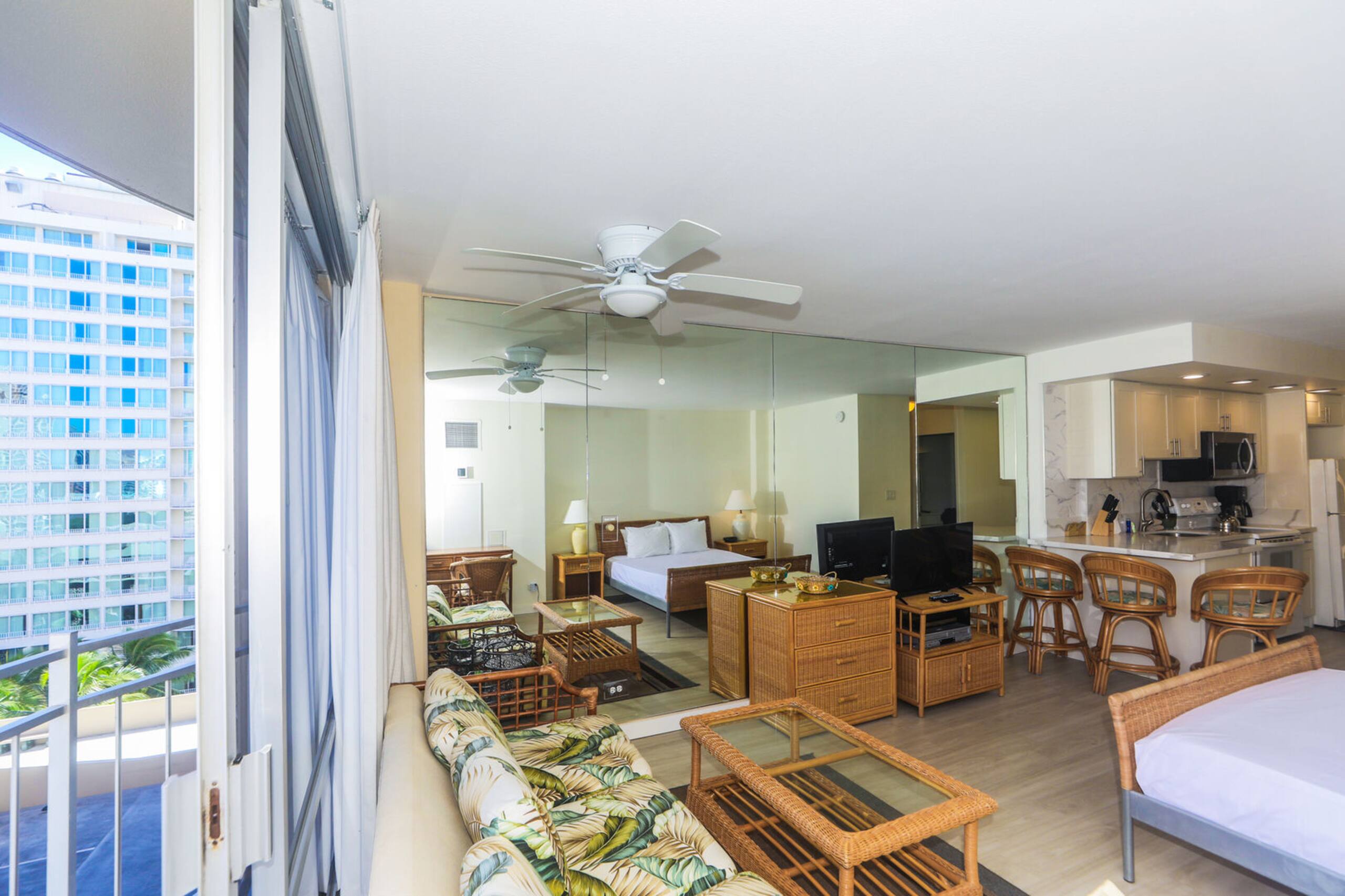 Great Location In Waikiki - Walk to Beach! - Image 5