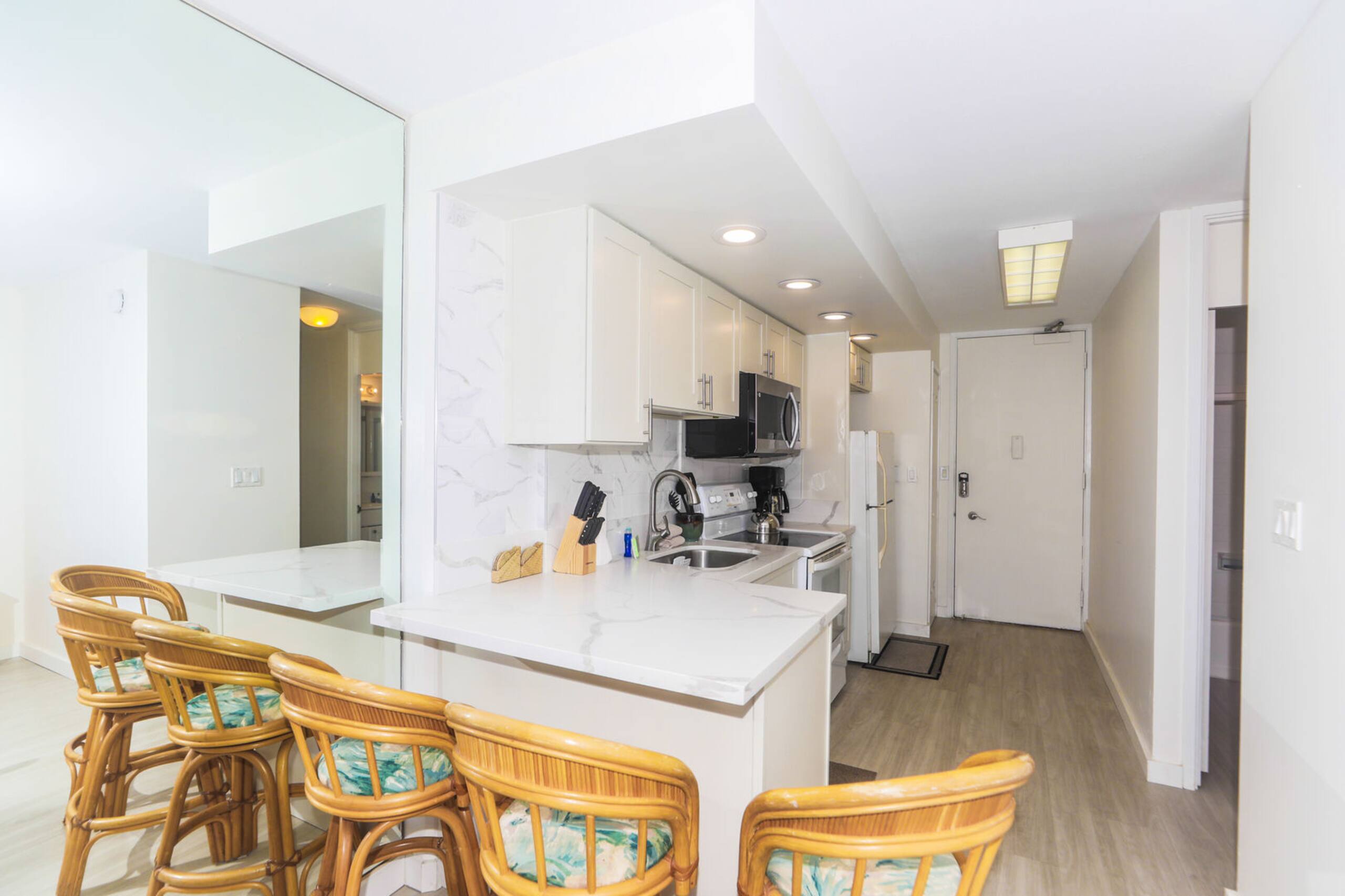 Great Location In Waikiki - Walk to Beach! - Image 6