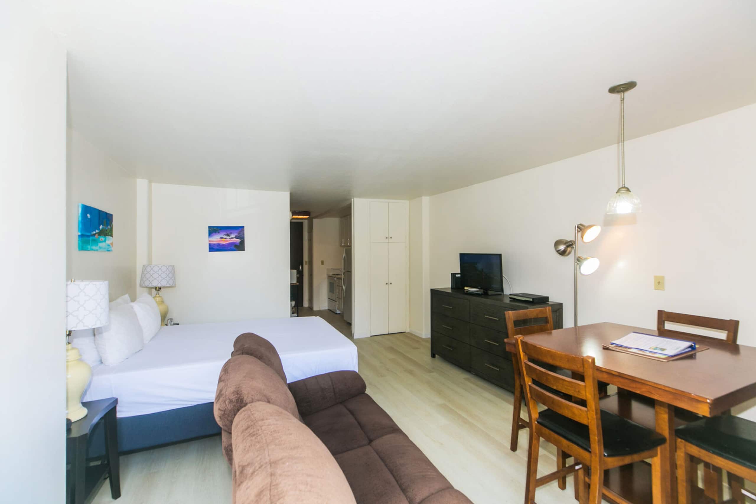 Updated Studio in Prime Waikiki Location! - Image 3