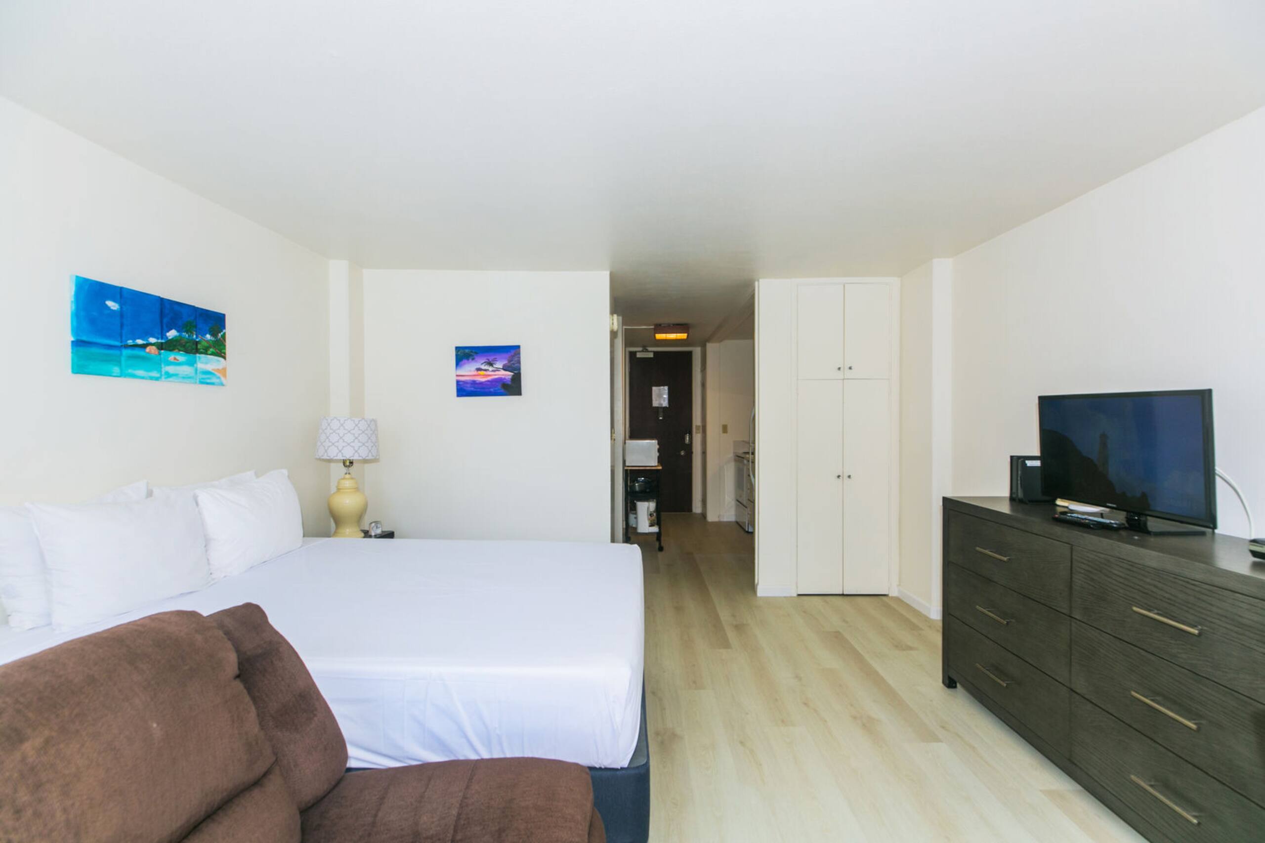 Updated Studio in Prime Waikiki Location! - Image 2