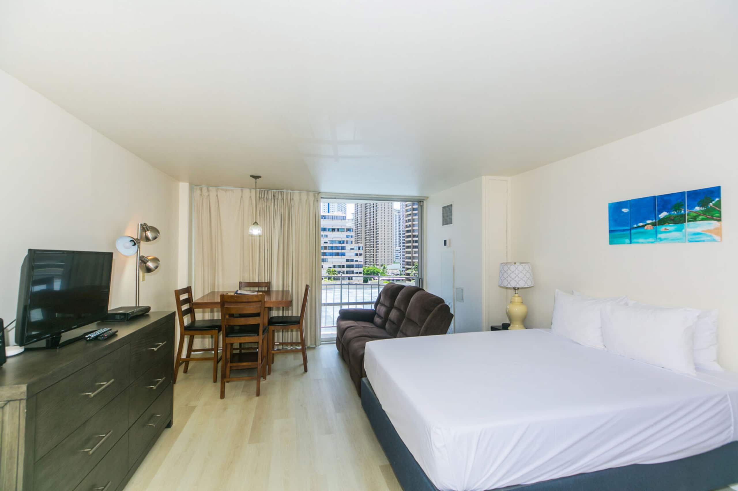 Updated Studio in Prime Waikiki Location! - Image 1