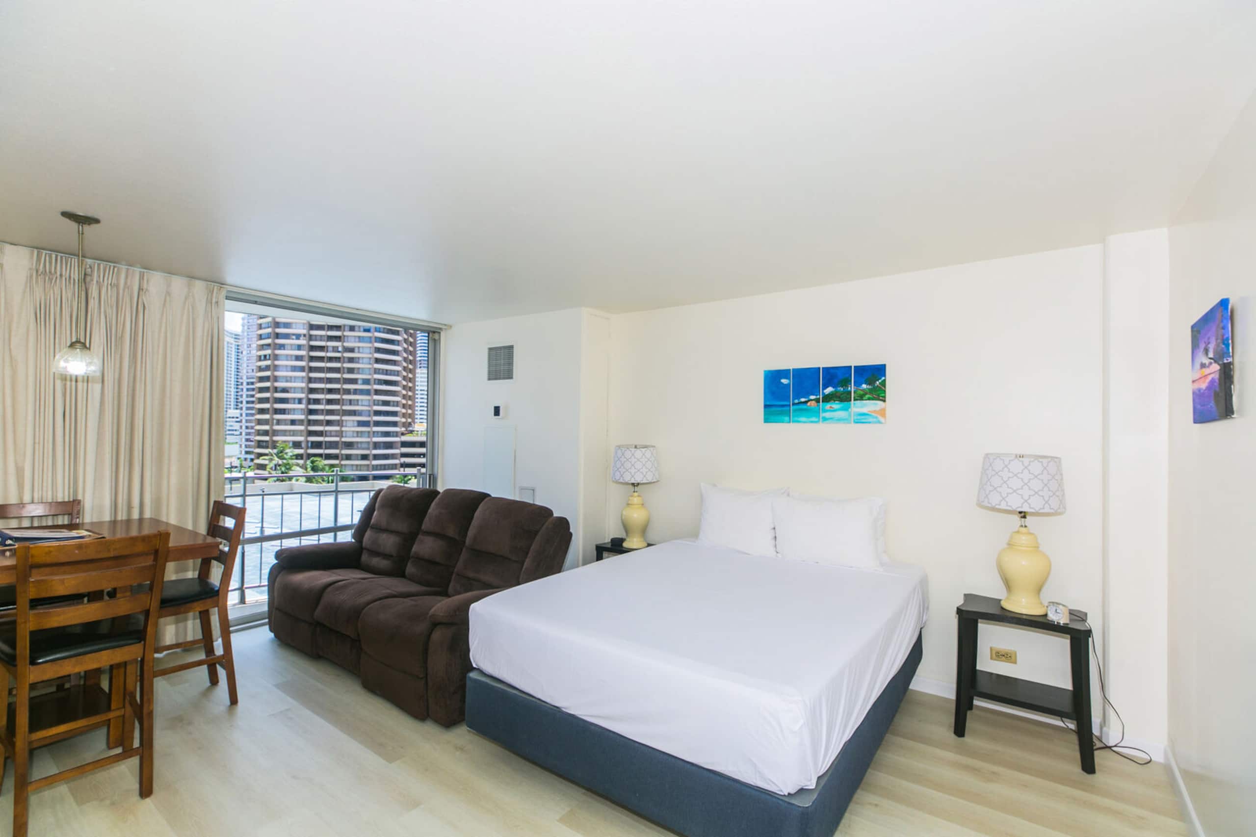 Updated Studio in Prime Waikiki Location! - Image 4