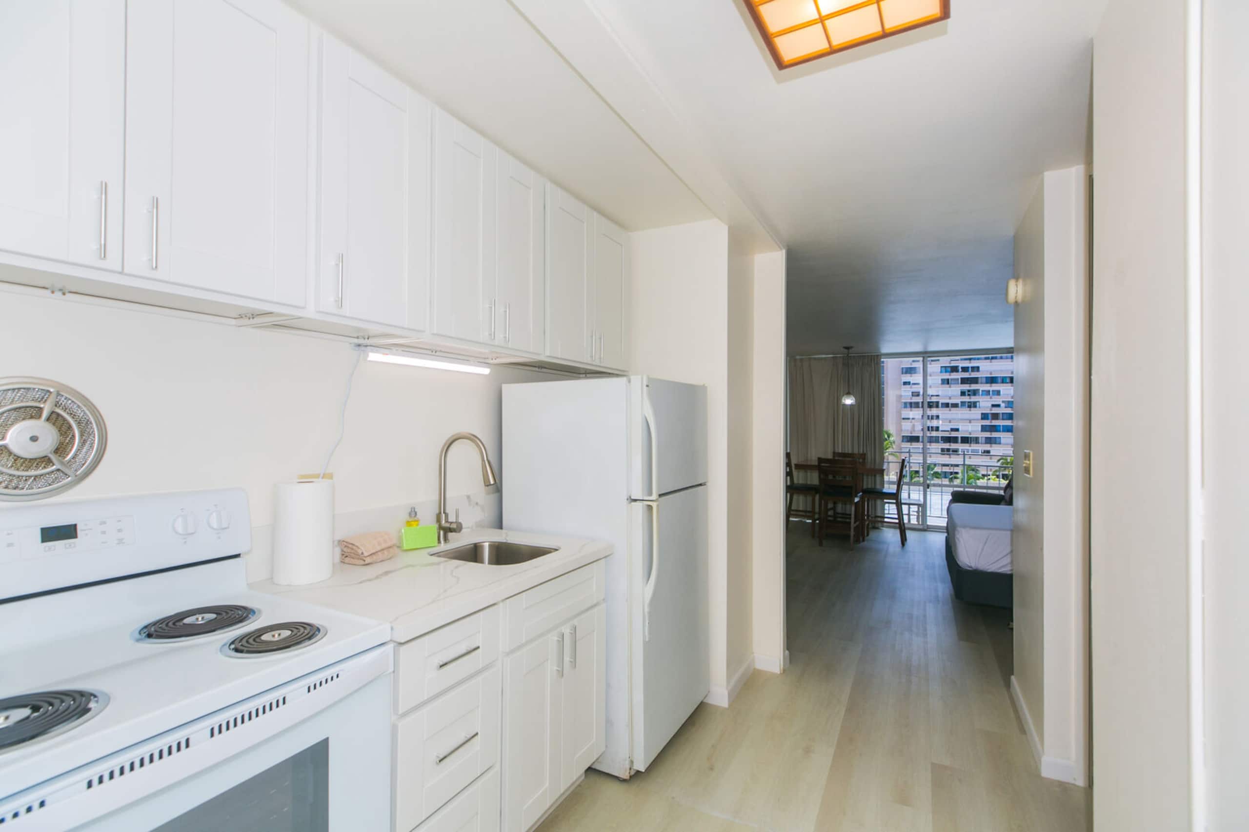Updated Studio in Prime Waikiki Location! - Image 6