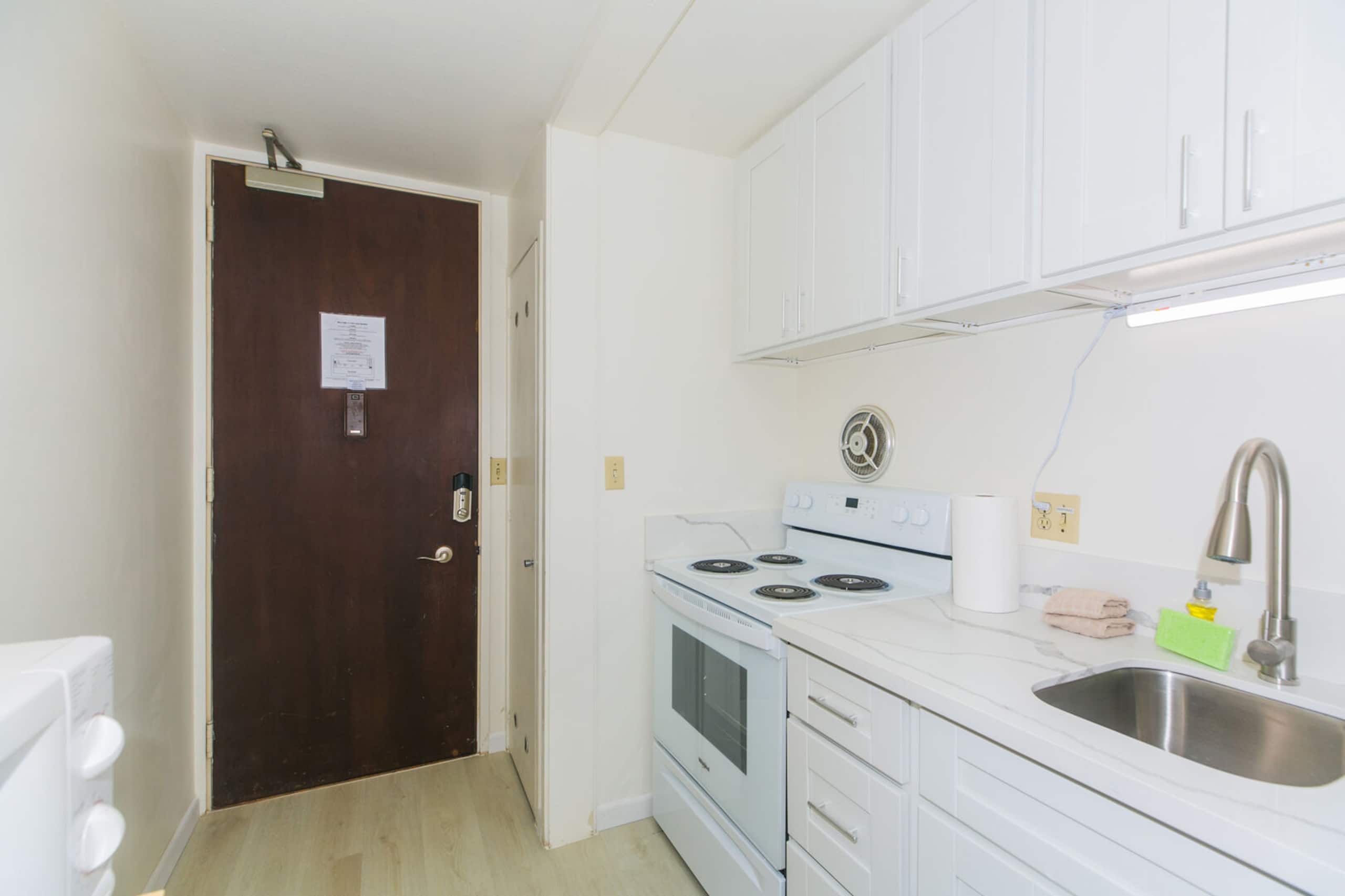 Updated Studio in Prime Waikiki Location! - Image 7