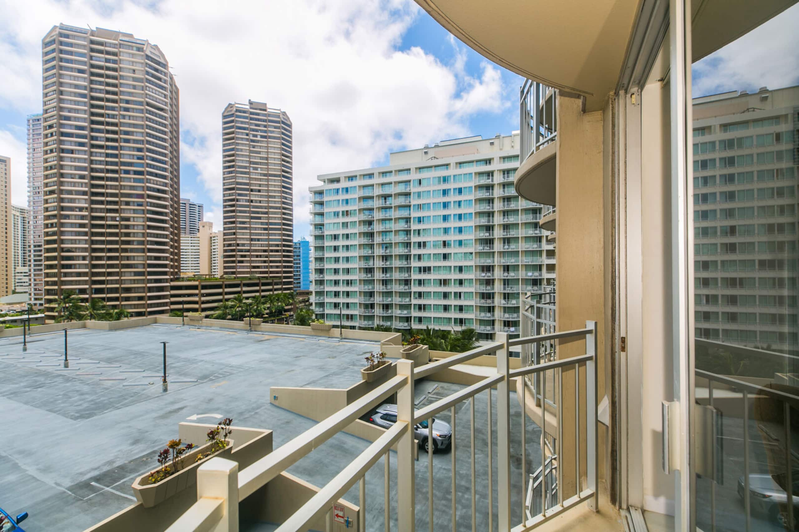 Updated Studio in Prime Waikiki Location! - Image 9
