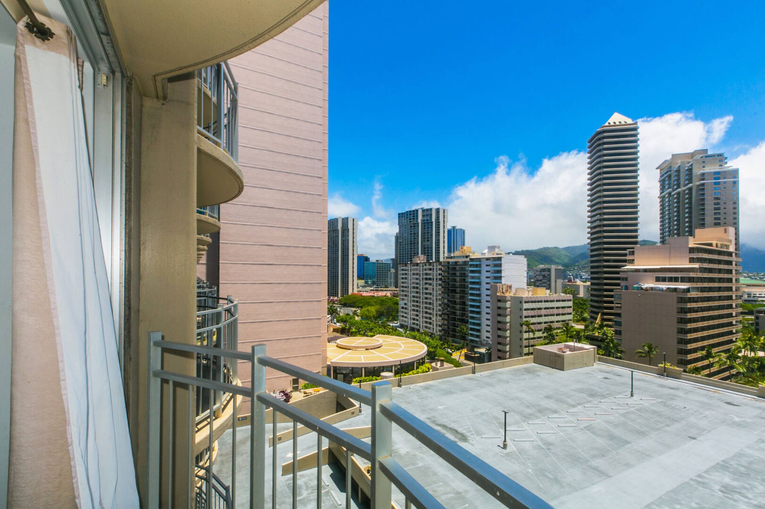 City Vibes & Minutes to Beach! Walk to Everything! - Image 8