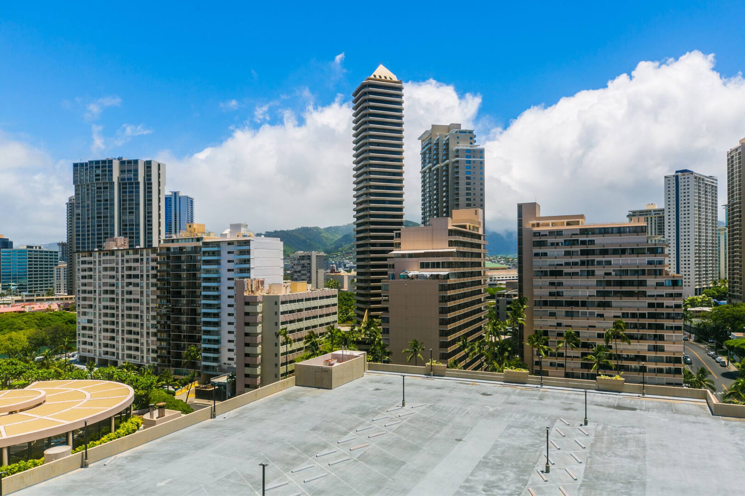 City Vibes & Minutes to Beach! Walk to Everything! - Image 9
