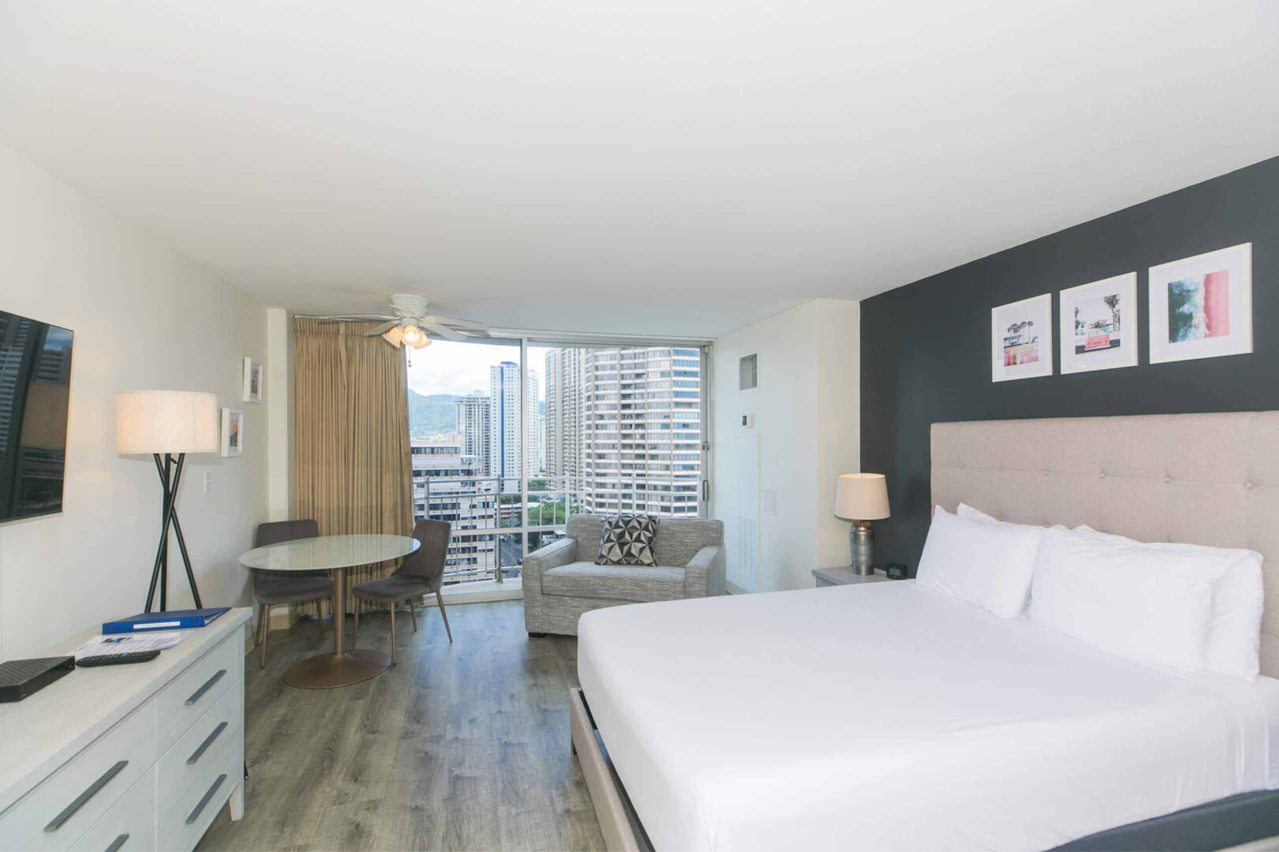 City Vibes - Minutes to beach! - Image 1