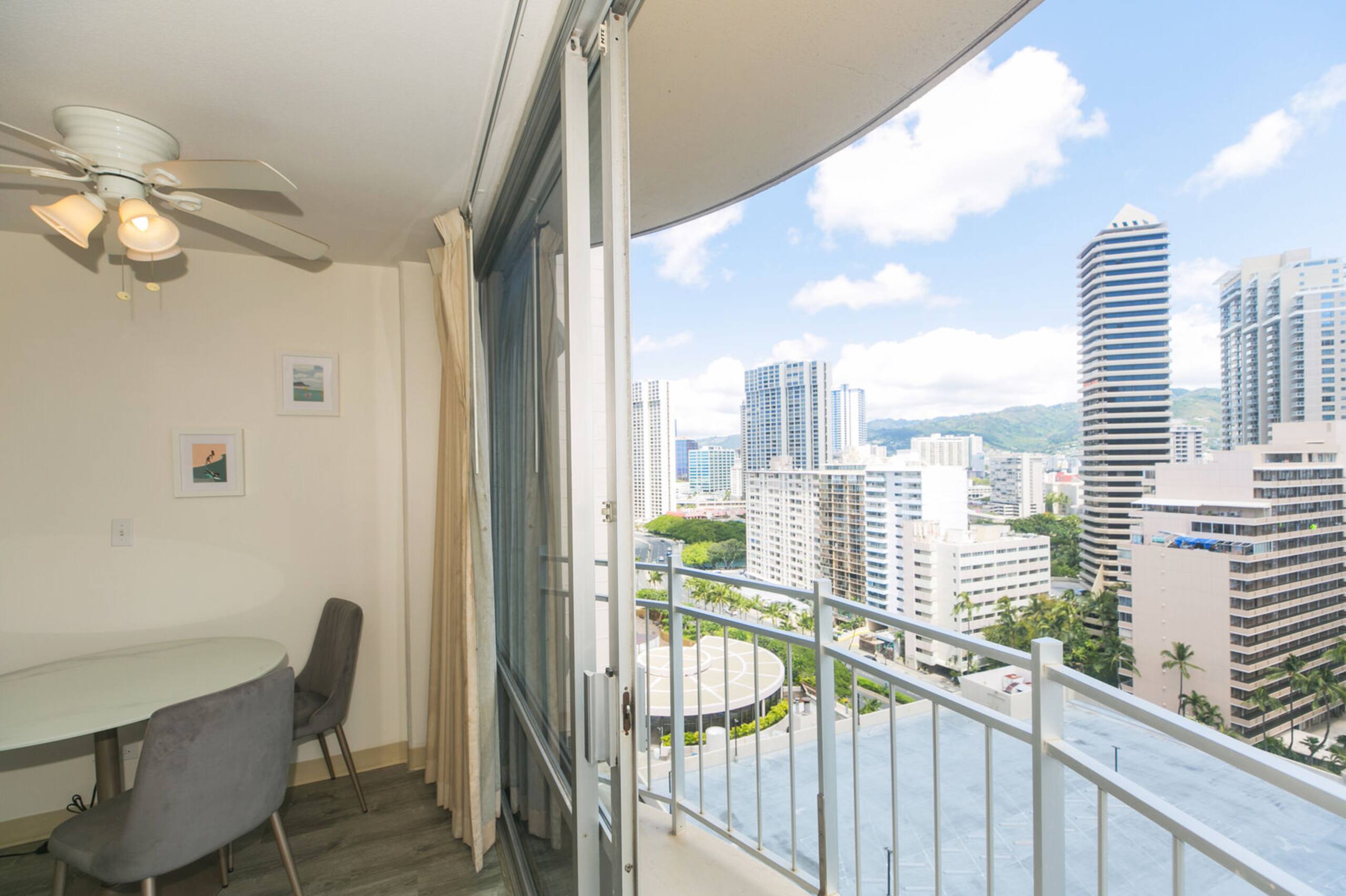 City Vibes - Minutes to beach! - Image 9