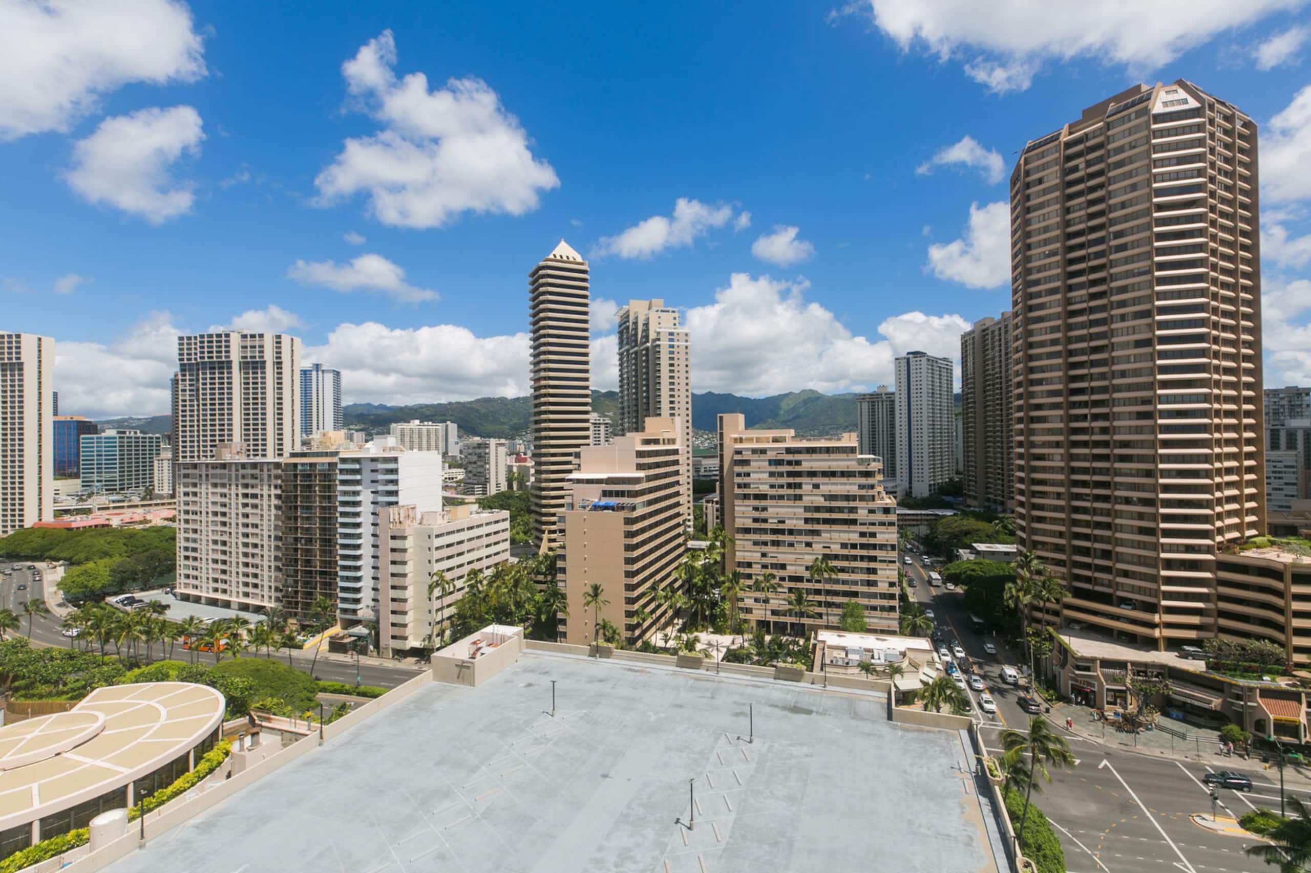 City Vibes - Minutes to beach! - Image 10