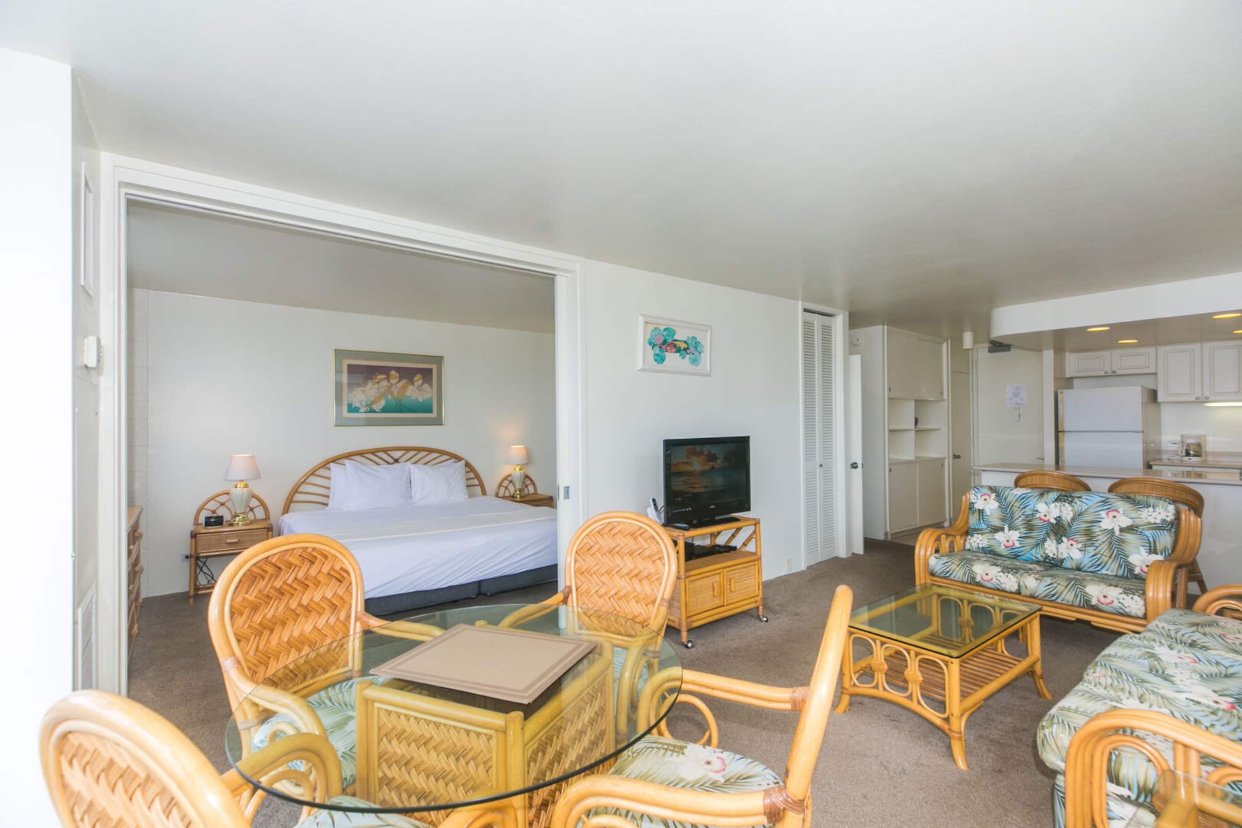 Island Oasis - Minutes to the Beach! - Image 4