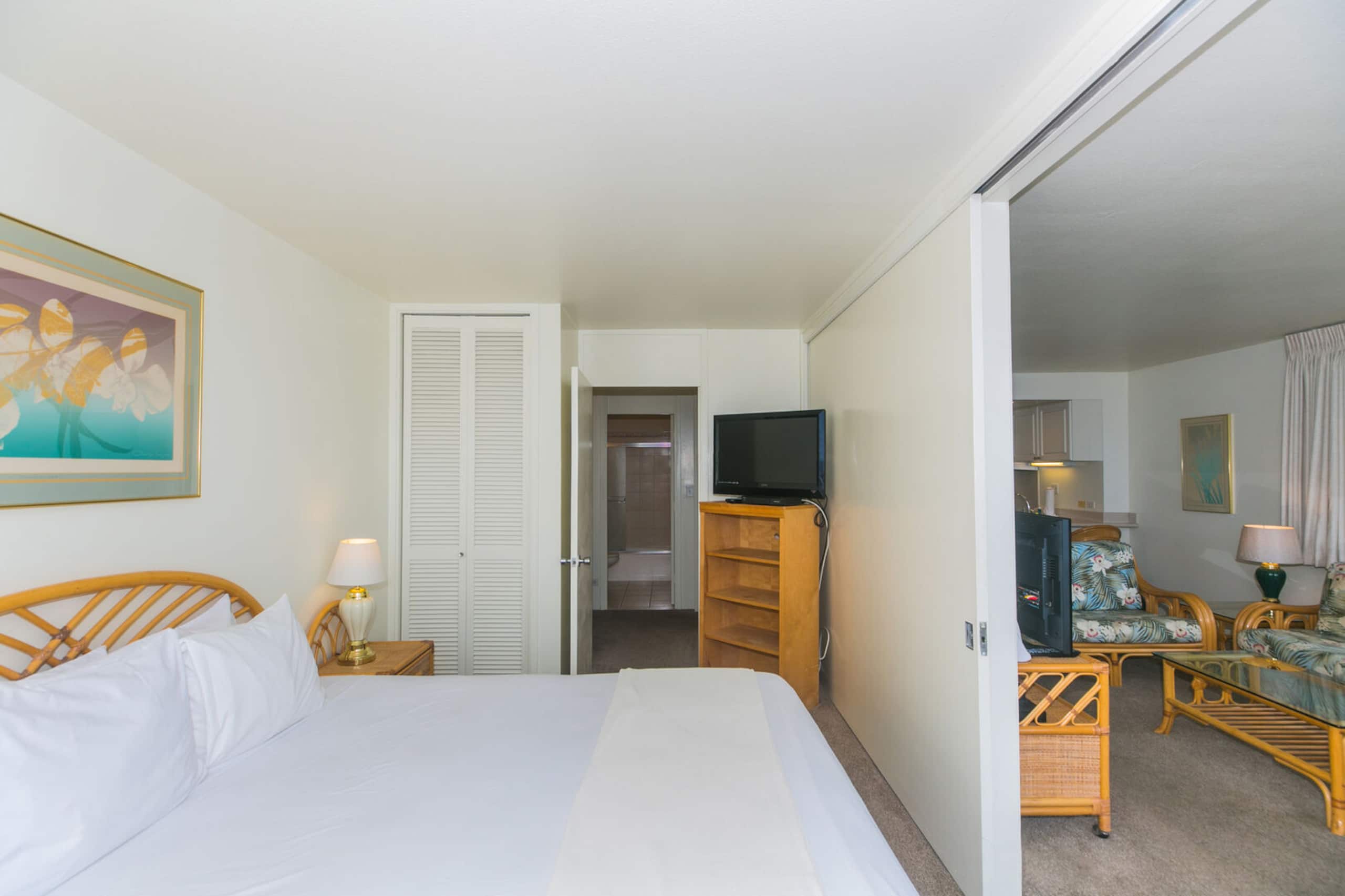 Island Oasis - Minutes to the Beach! - Image 6