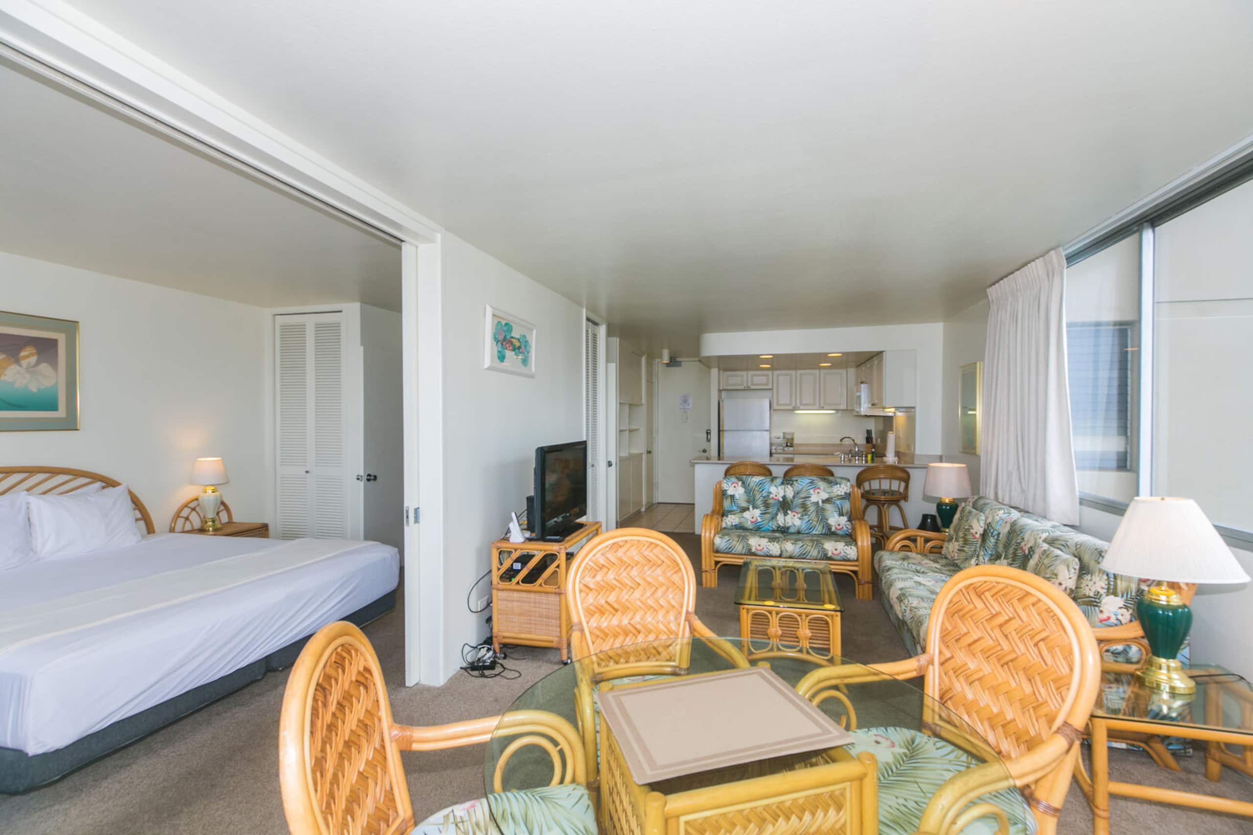 Island Oasis - Minutes to the Beach! - Image 3