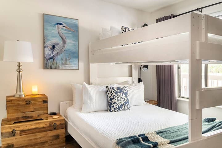 QUEEN & TWIN bunk en-suite bedroom