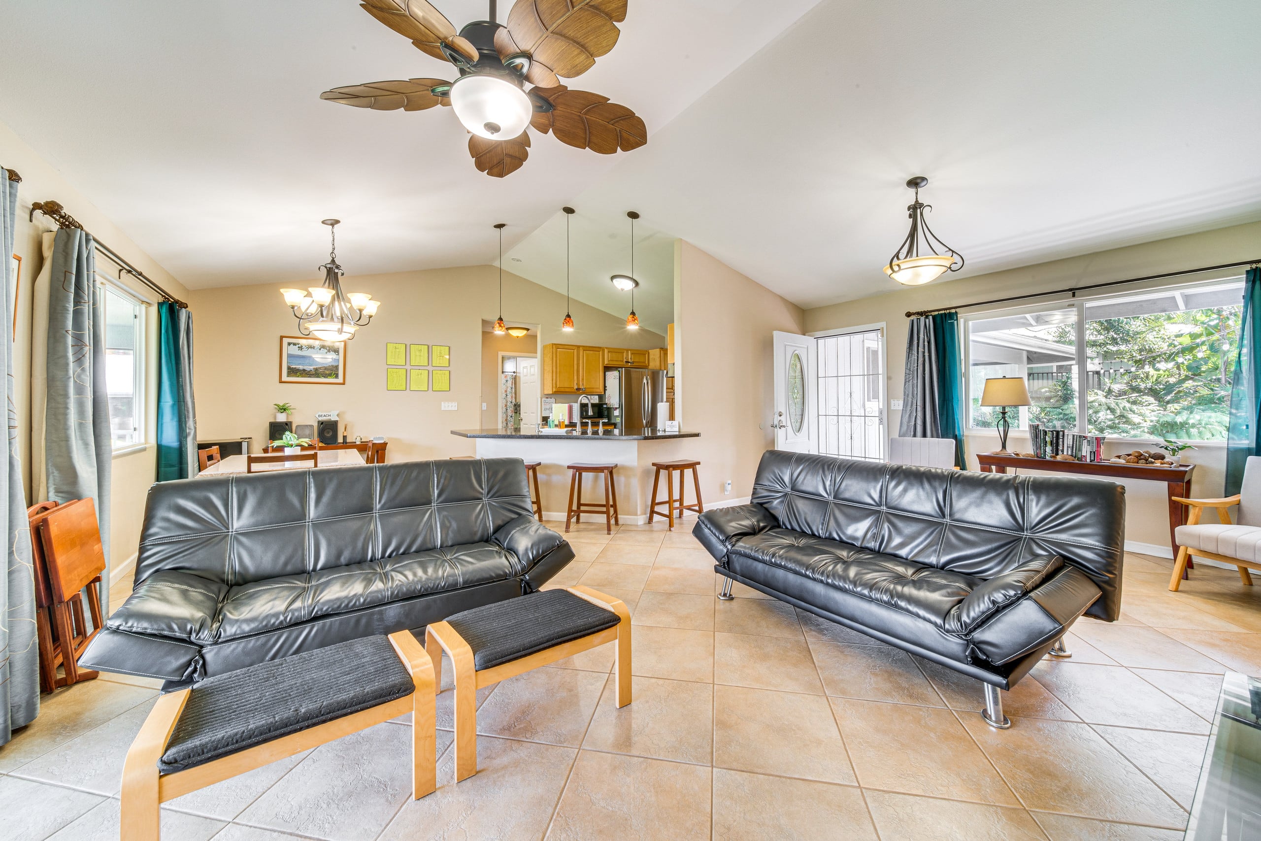Home in Hilo · ★4.67 · 2 bedrooms · 2 beds · 1 shared bath - Image 3