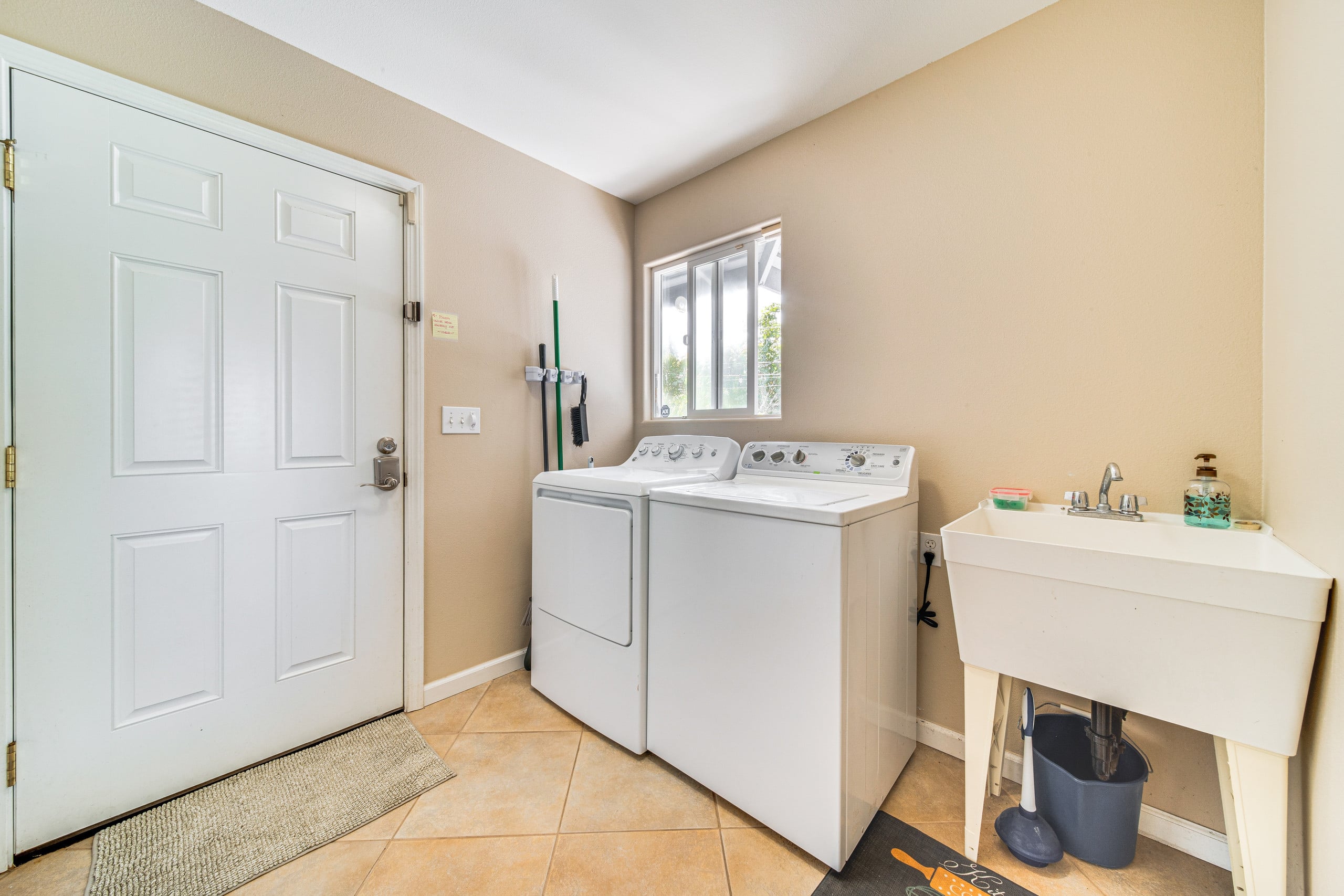 Home in Hilo · ★4.67 · 2 bedrooms · 2 beds · 1 shared bath - Image 15