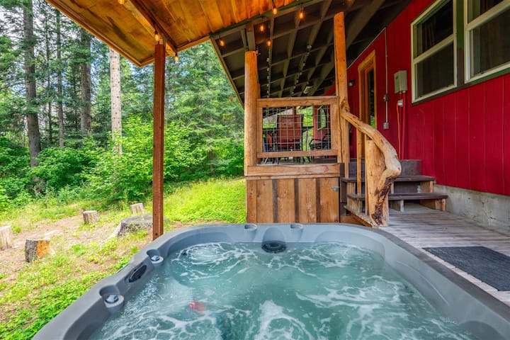 Cozy Cabin W/ Hot Tub Near Stevens Pass - Lake Wenatchee, WA