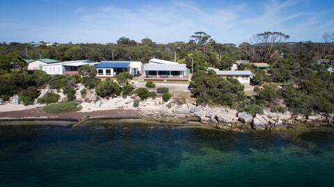 Seasalt - Stunning Property - Absolute Waterfront