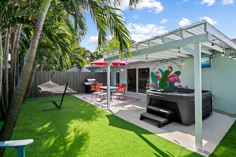 🏝TROPICAL SPA! Hot tub, ping pong table, 5min to BEACH, airport, & downtown!