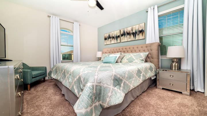 Élevez votre chambre king size avec un mélange de sophistication et de divertissement. Un lit royal occupe le devant de la scène, complété par une décoration élégante et la commodité d'une télévision soigneusement positionnée.